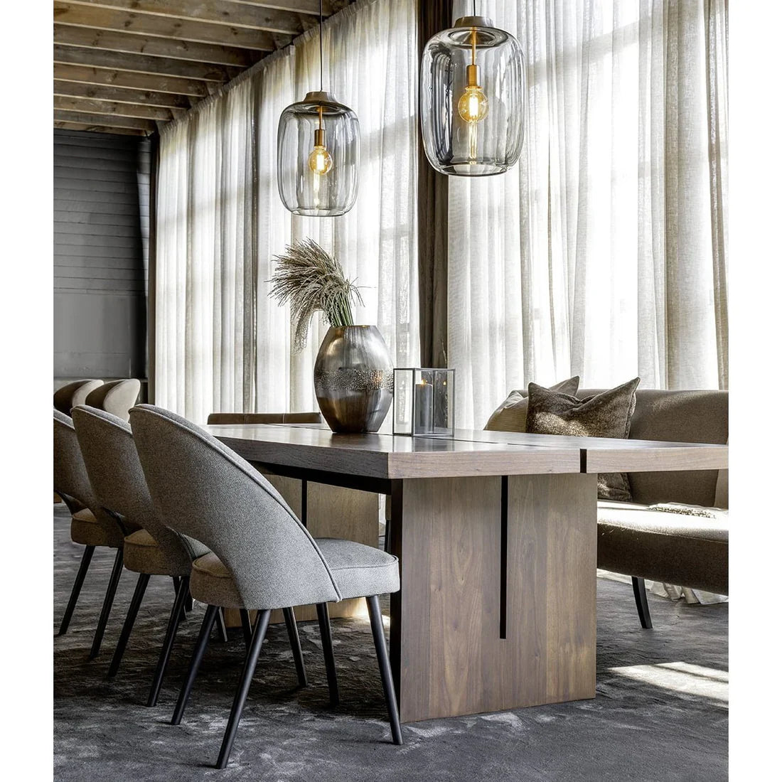 Vaser i keramikk, glass og steingods fra Nordstrand Møbler og Interiør – for blomster og dekor.