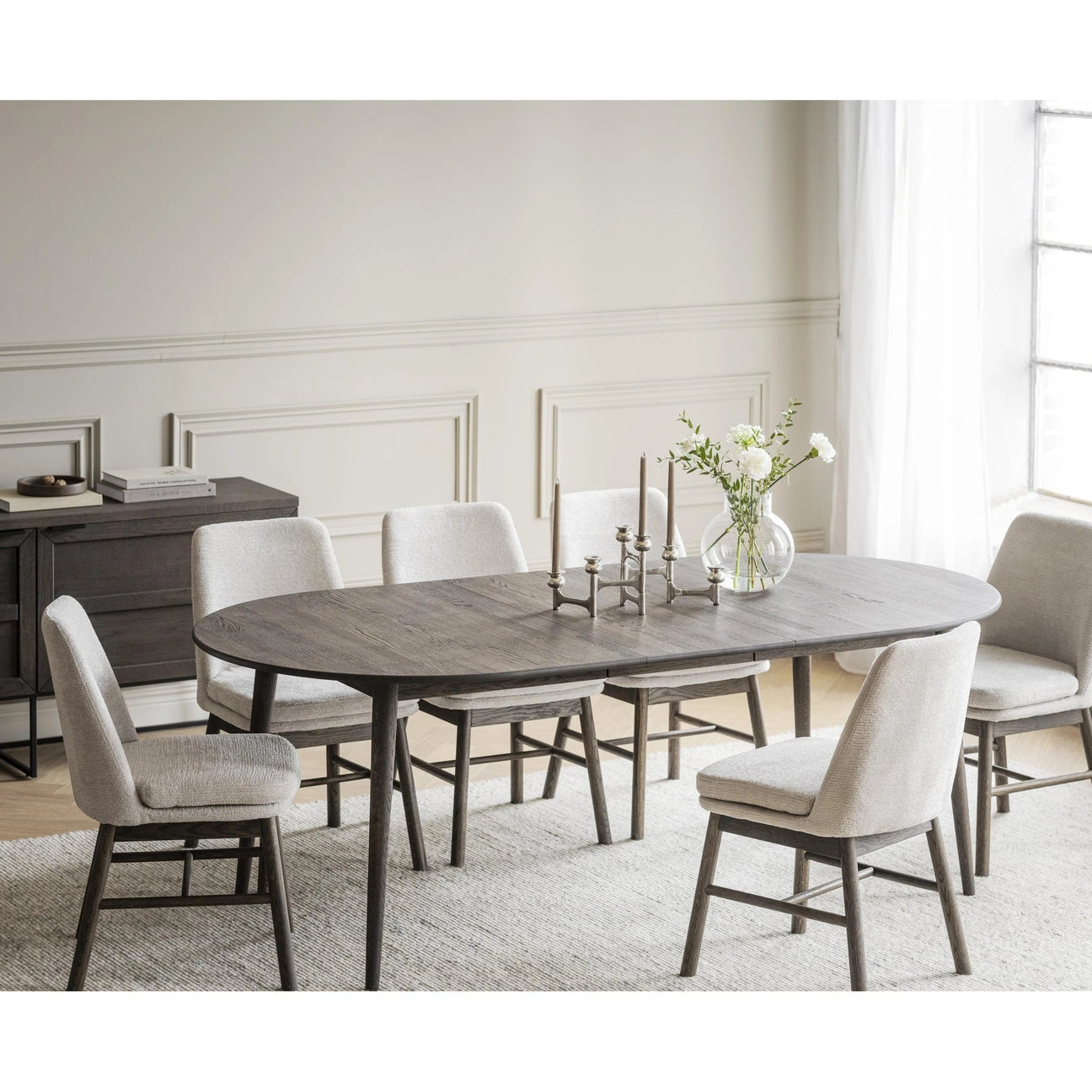 Stilige stoler rundt spisebord i moderne interiør – kombinerer komfort og elegant design.