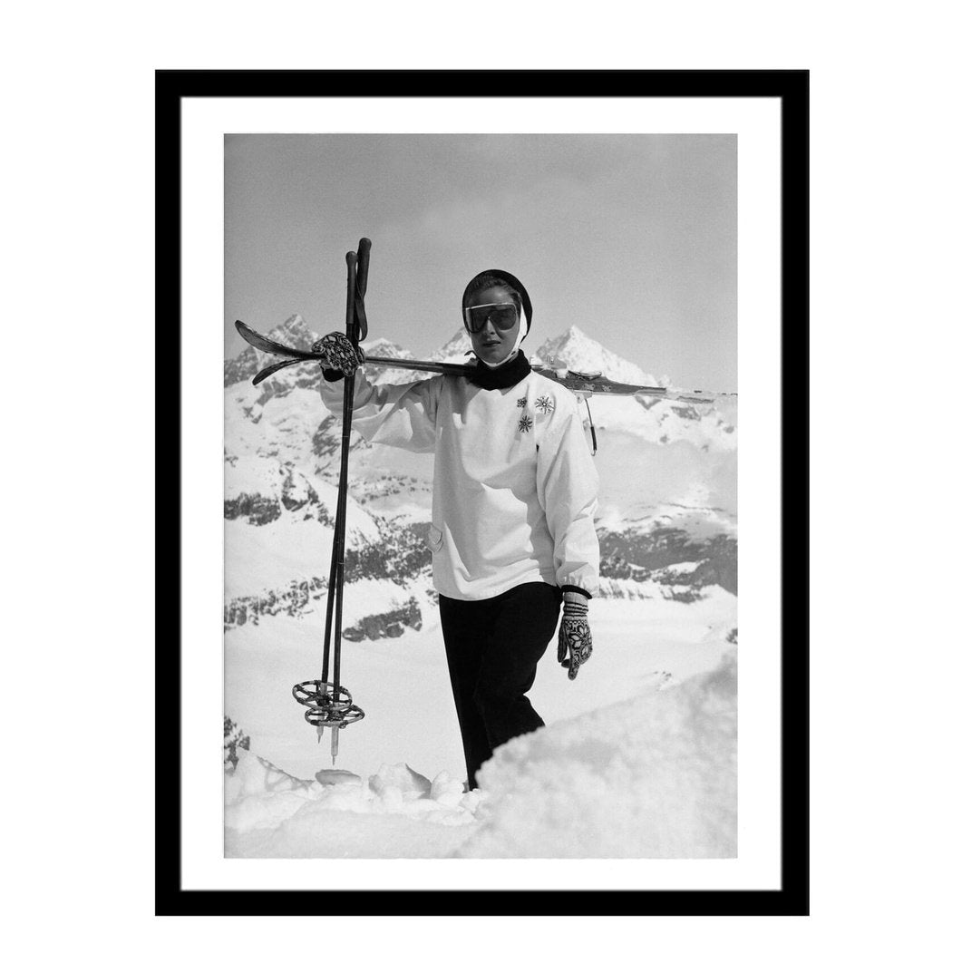 Glass picture w/frame woman carrying skis Homefactory Bilde