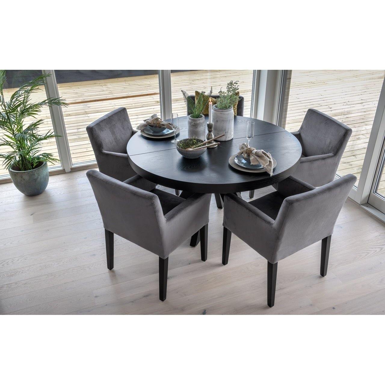 Spisebord Cleveland Ø135 inklusive 2 ileggsplater Homefactory Spisebord