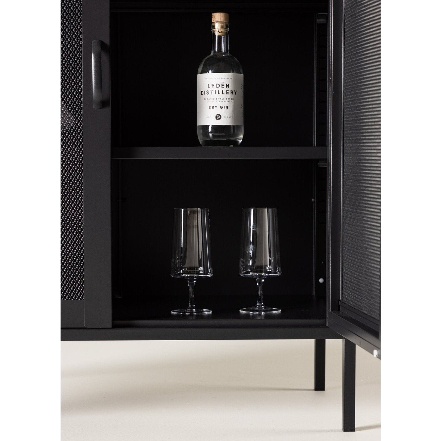 Misha vitrineskap lavt Venture Design Vitrineskap