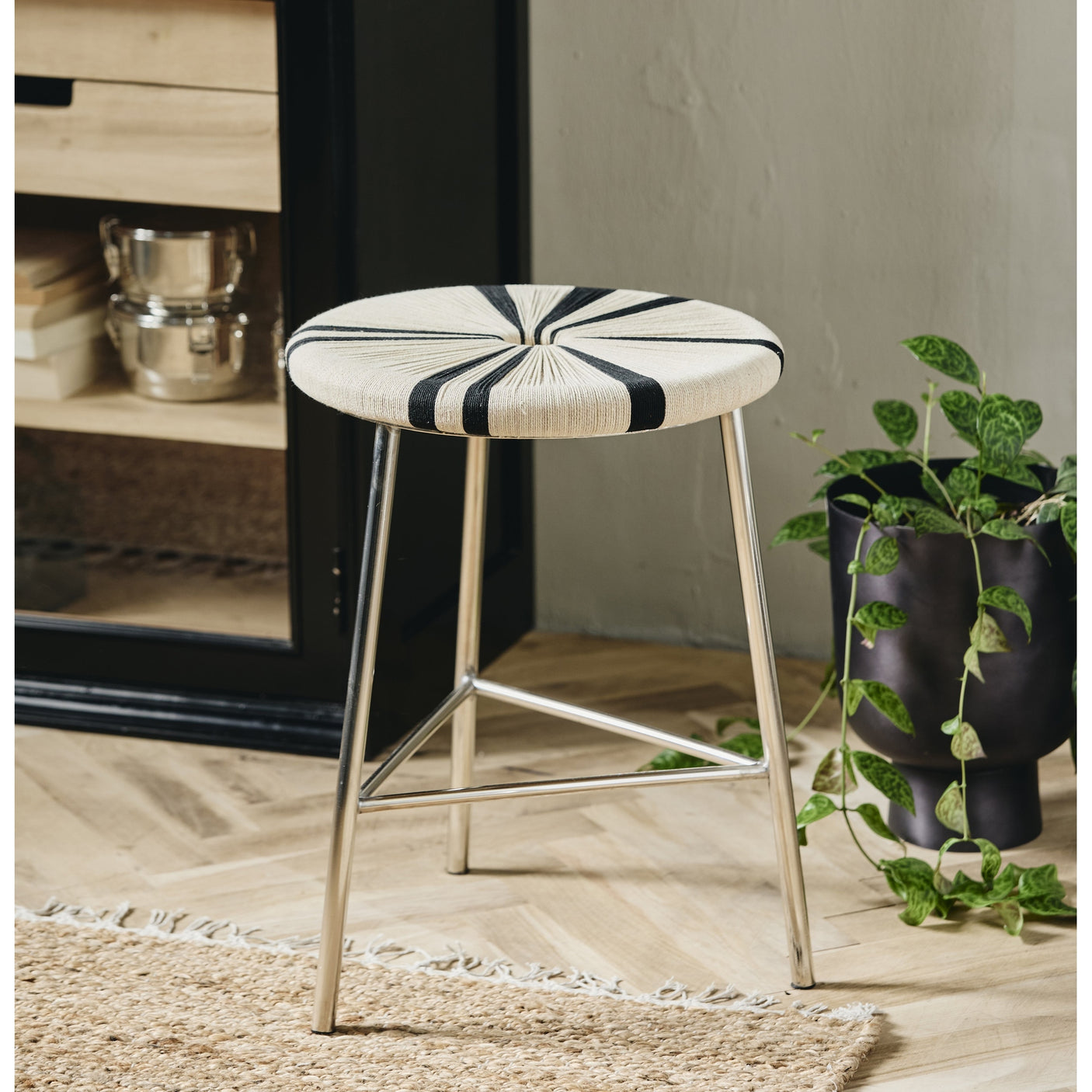 MORICE skammel med jutefelle, lav - svart/råhvitt Nordal STOOLS