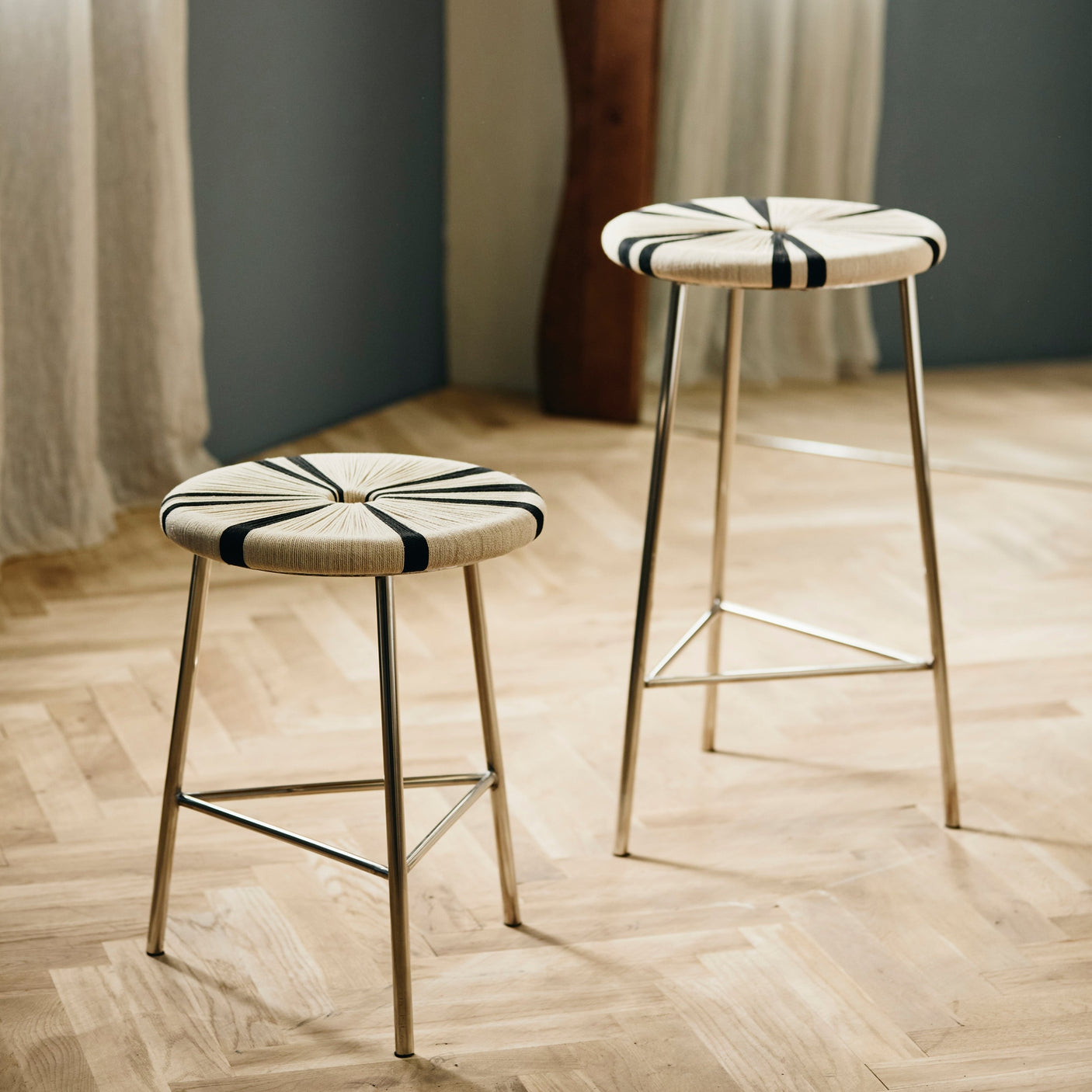 MORICE skammel med jutefelle, lav - svart/råhvitt Nordal STOOLS