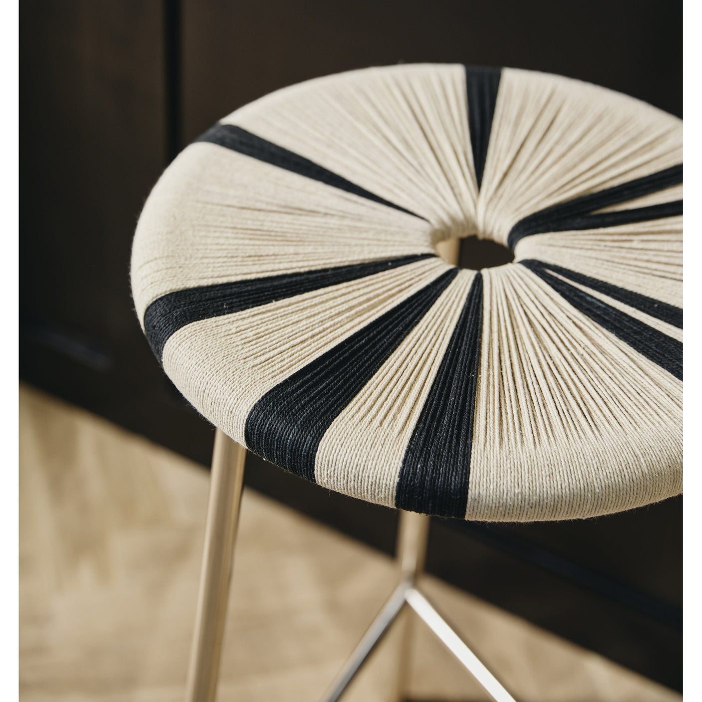 MORICE skammel med jutefett, høy - svart/råhvitt Nordal STOOLS