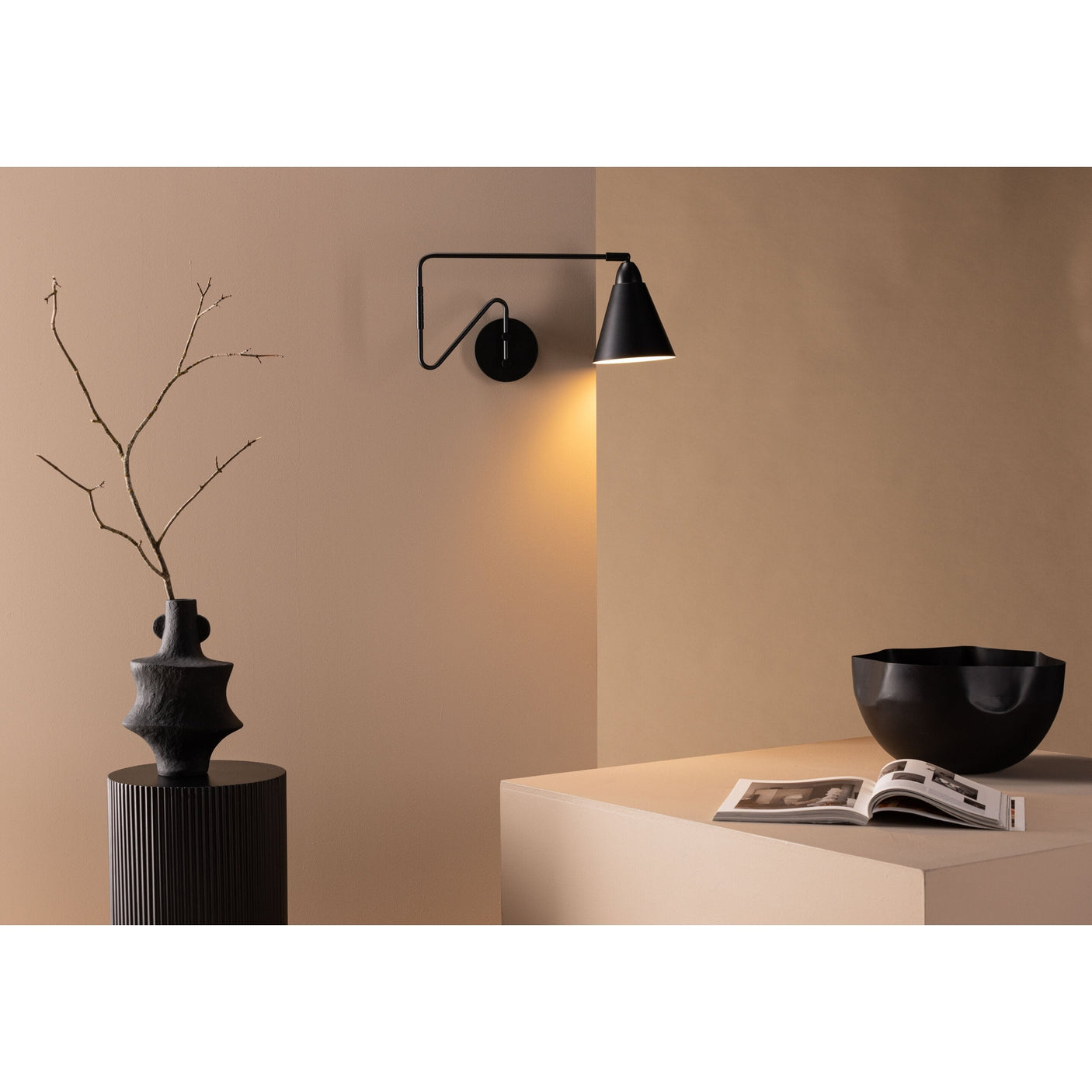 Amicola Belysning Venture Design Vegglampe