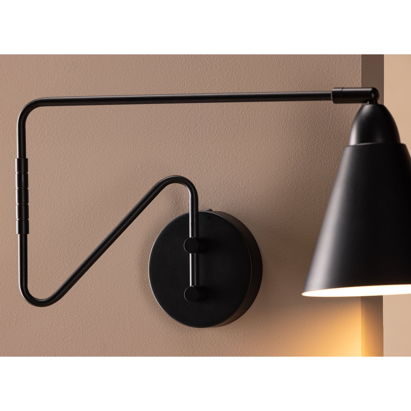 Amicola Belysning Venture Design Vegglampe