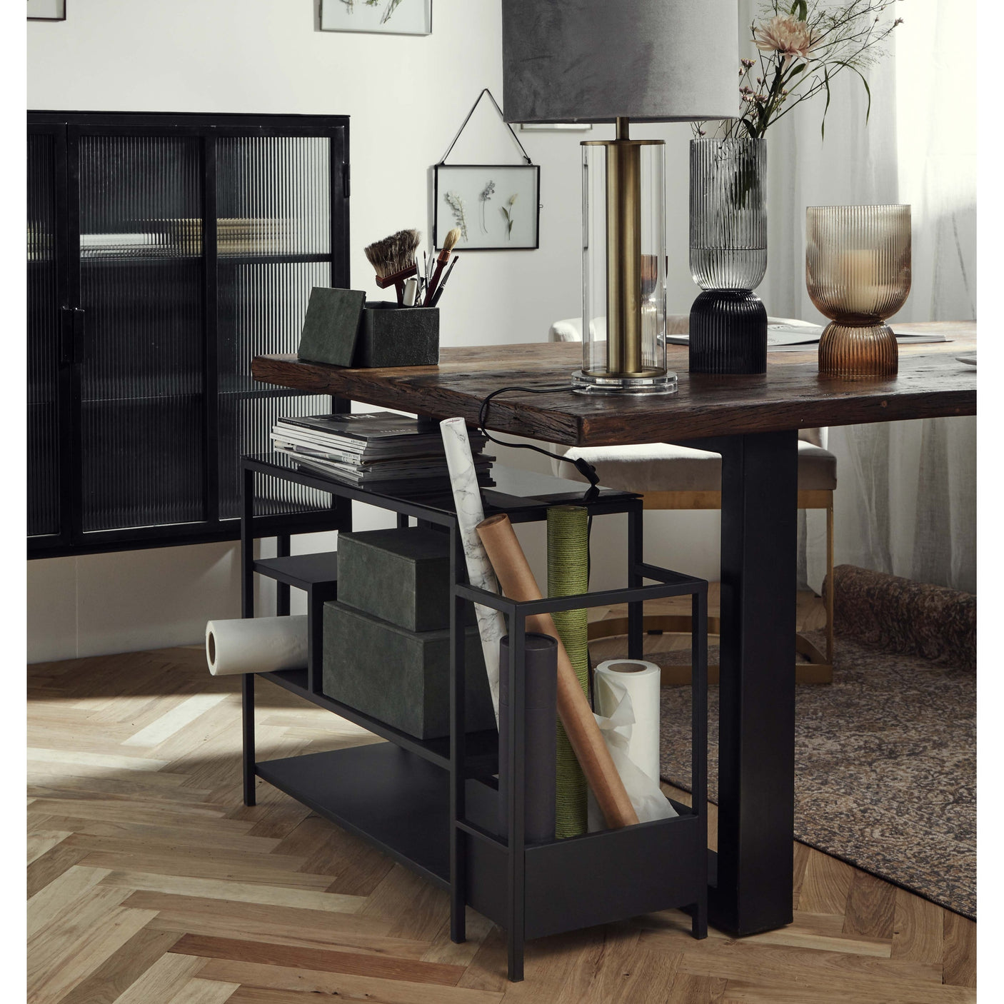 Skoreol i jern med glassbord - 59x85 cm - sort Nordal SHELVES