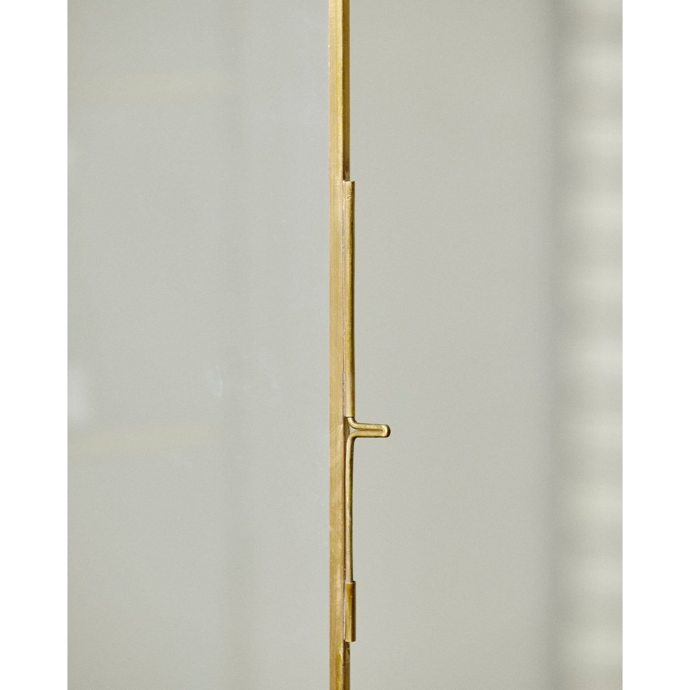 ADA-veggskap i jern, L, 60x25 - gullfinish Nordal WALL/ DISP