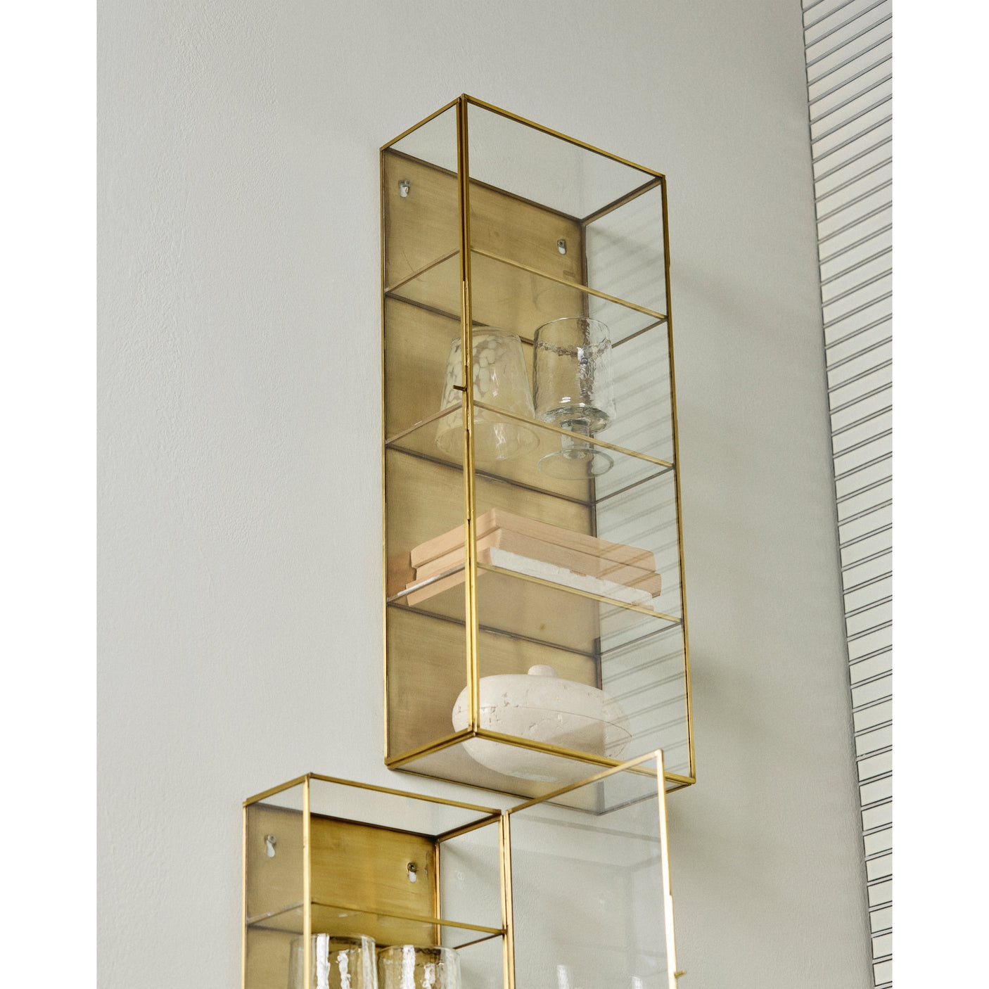 ADA-veggskap i jern, L, 60x25 - gullfinish Nordal WALL/ DISP