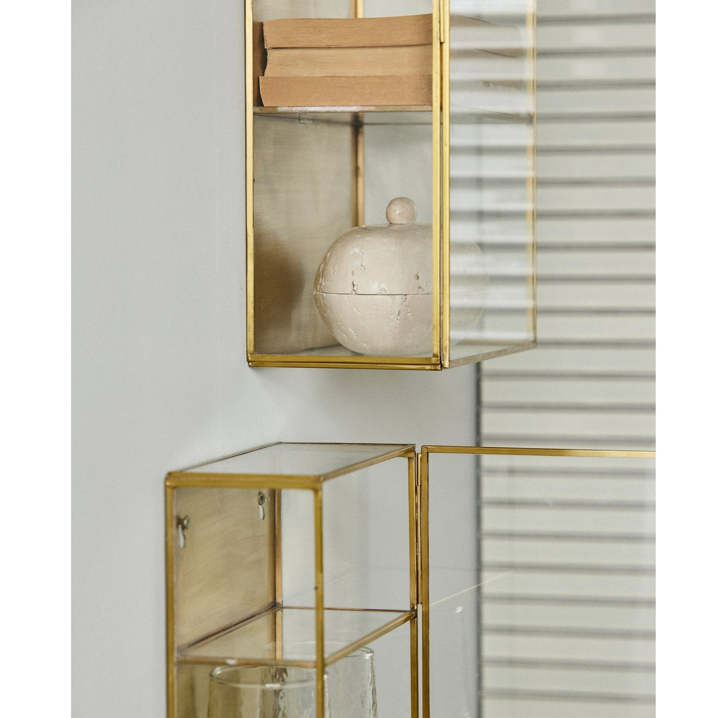 ADA-veggskap i jern, L, 60x25 - gullfinish Nordal WALL/ DISP