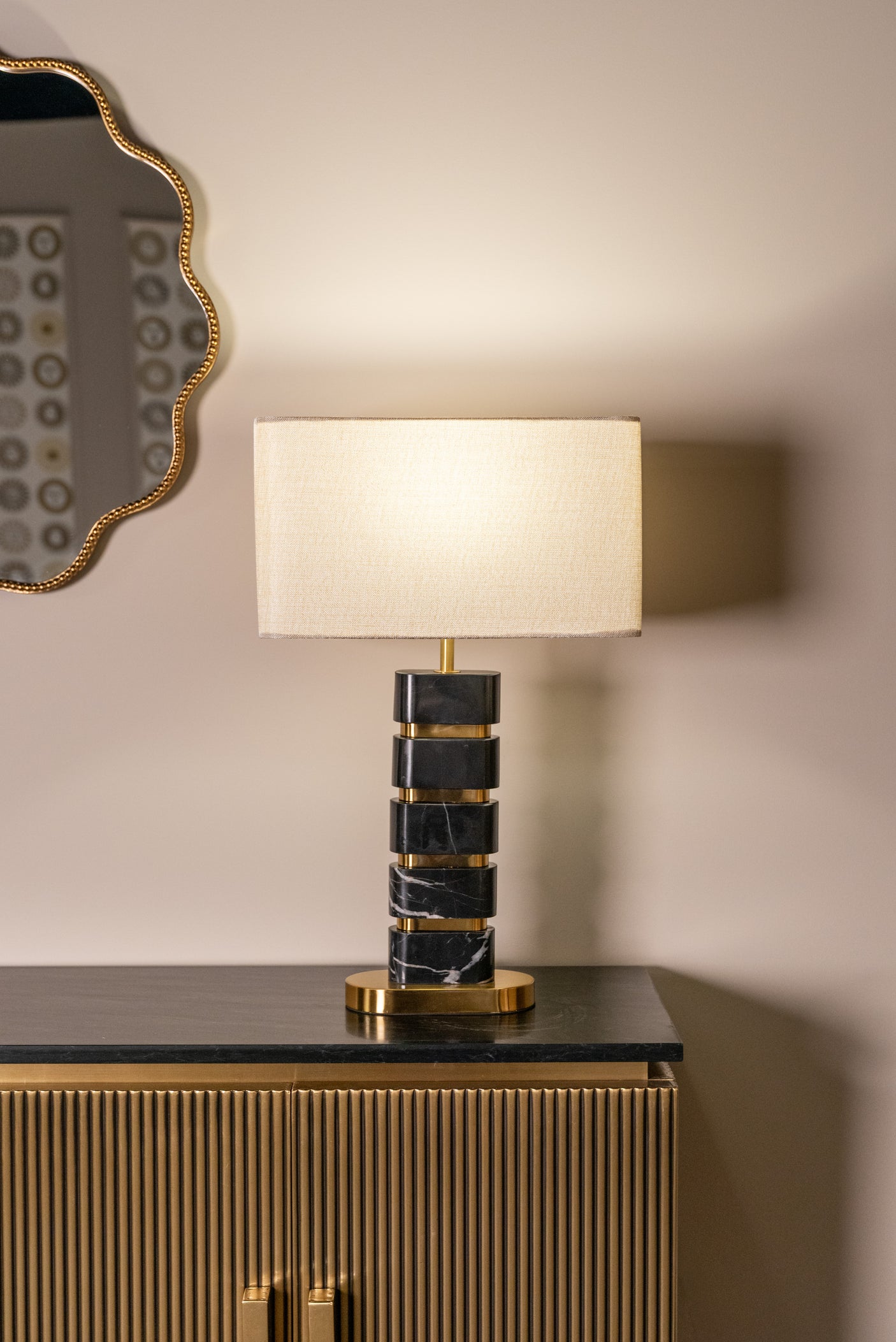 Bordlampe Levina svart/gull Richmond Interiors Bordlampe