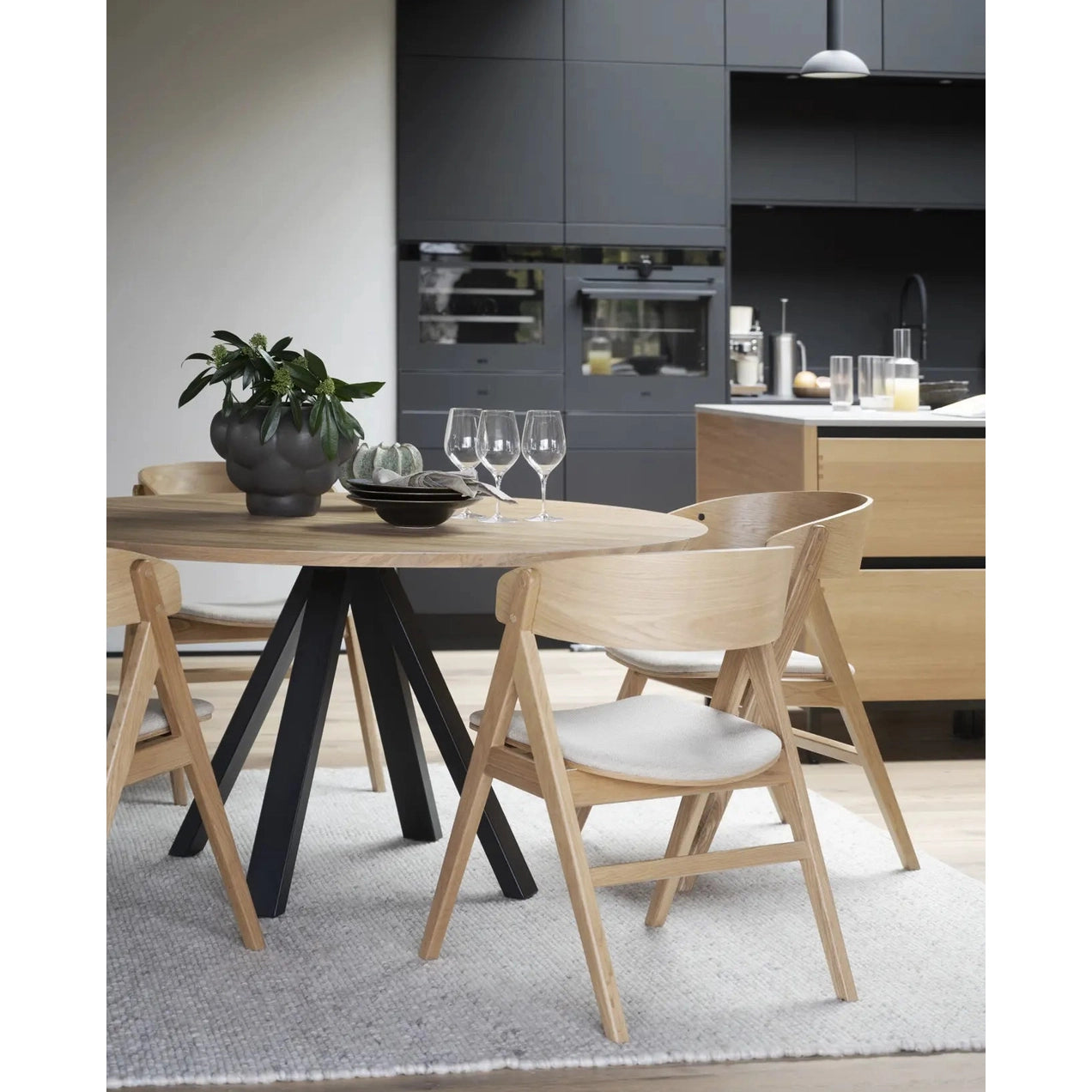 Waterton spisestol med armstøtte Rowico Spisestol