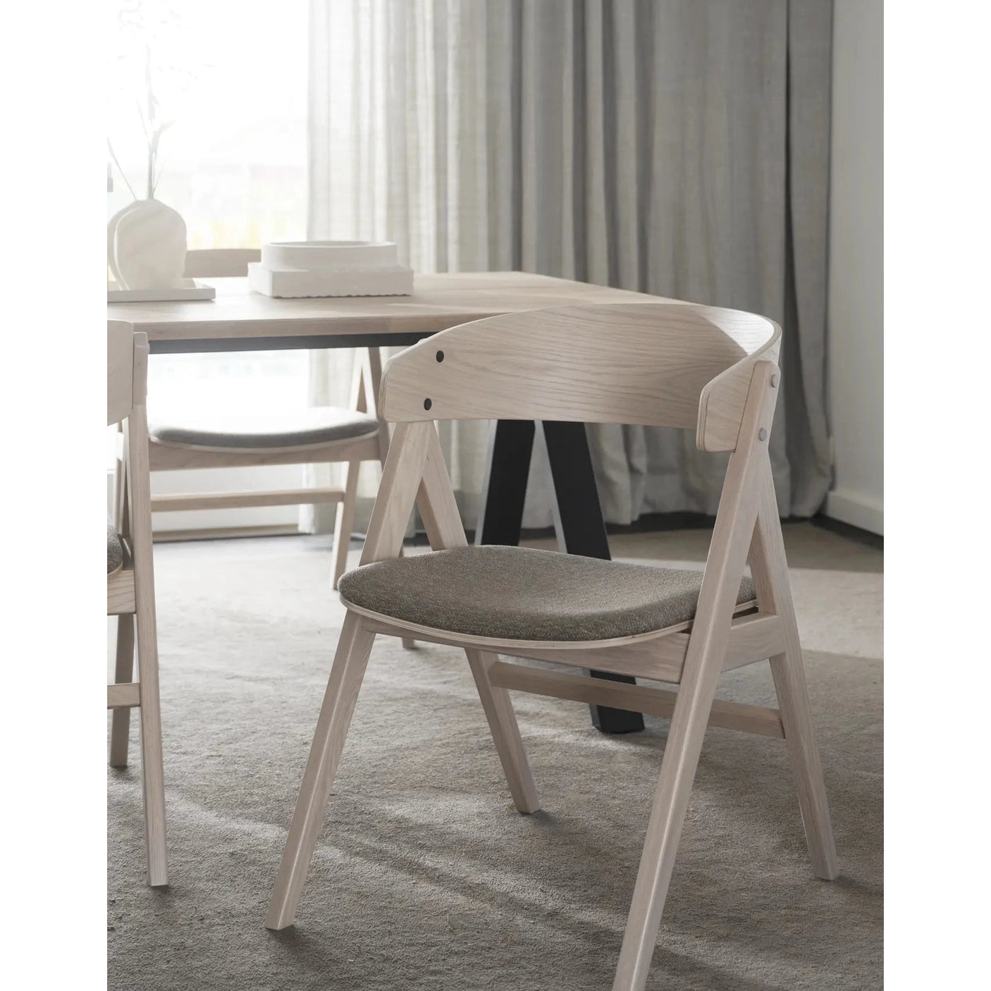 Waterton spisestol med armstøtte Rowico Spisestol