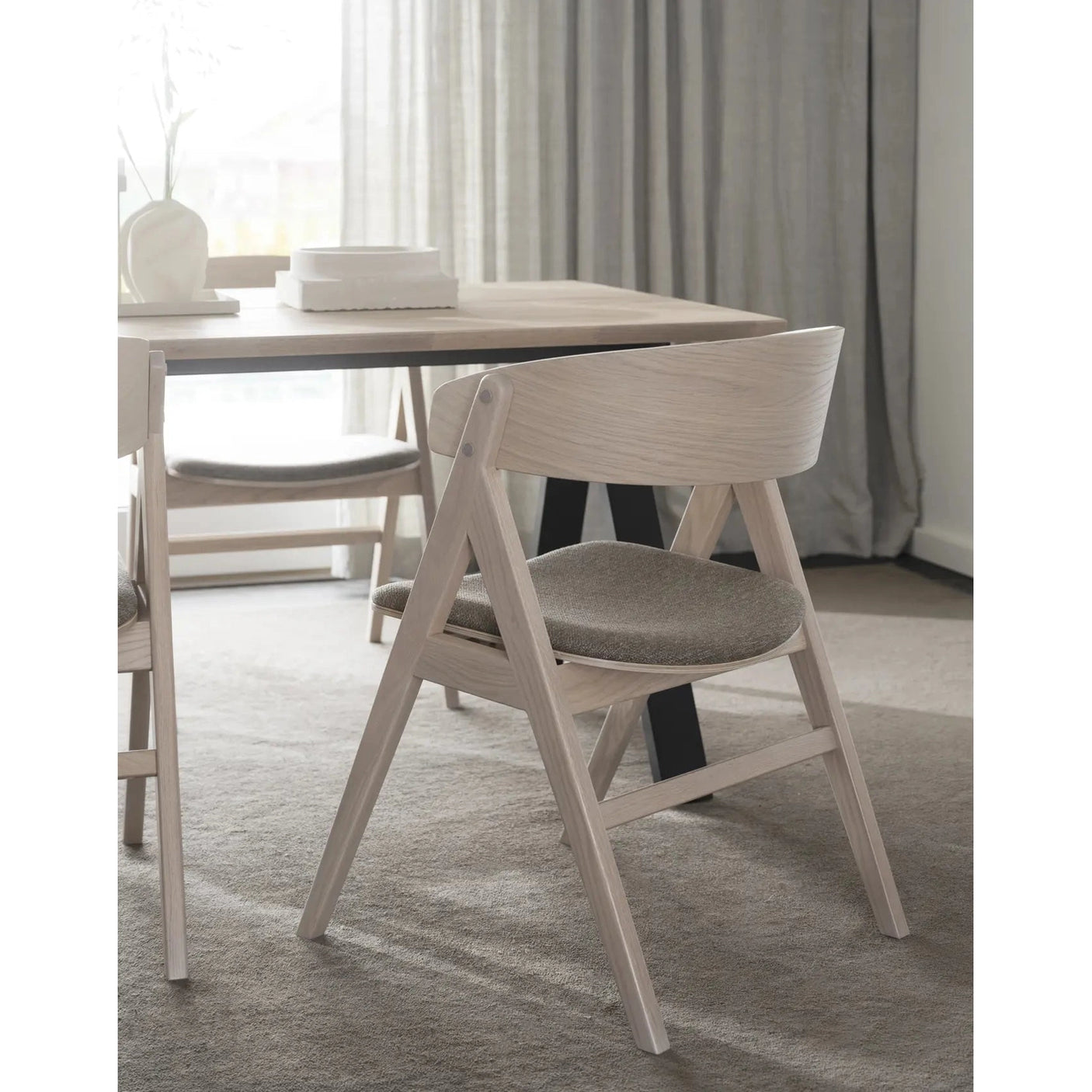 Waterton spisestol med armstøtte Rowico Spisestol