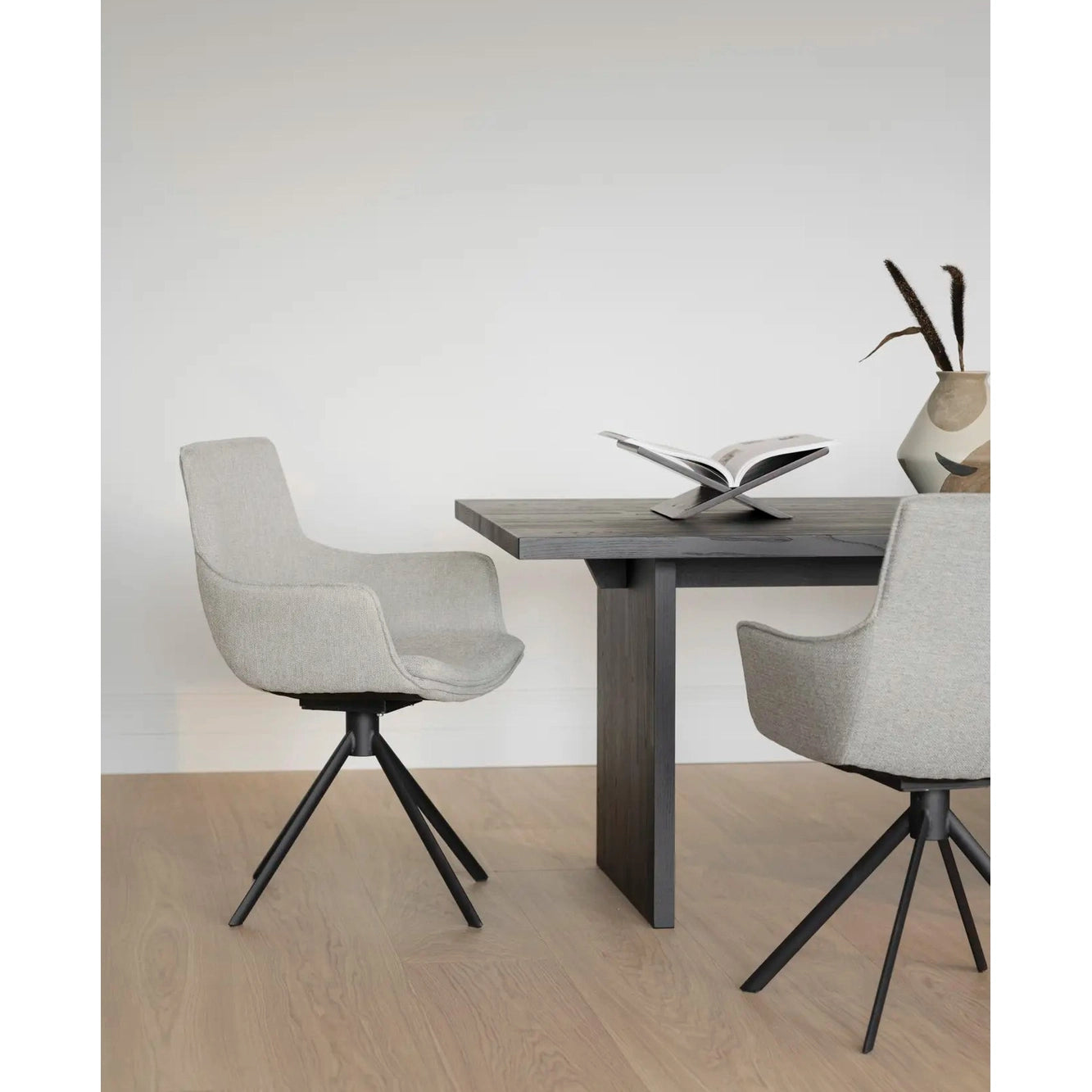 Lowell spisestol med armstøtte Rowico Spisestol