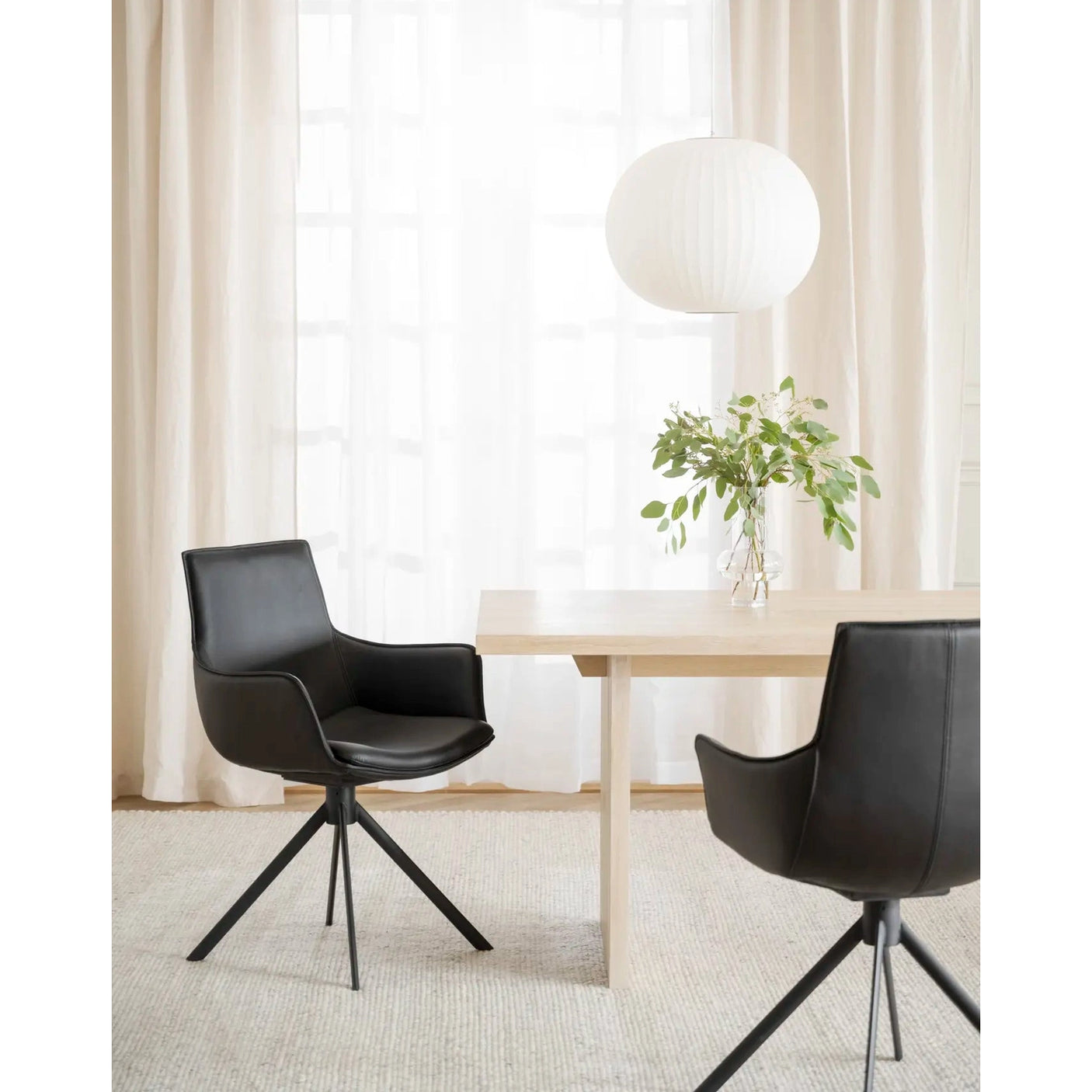 Lowell spisestol med armstøtte Rowico Spisestol