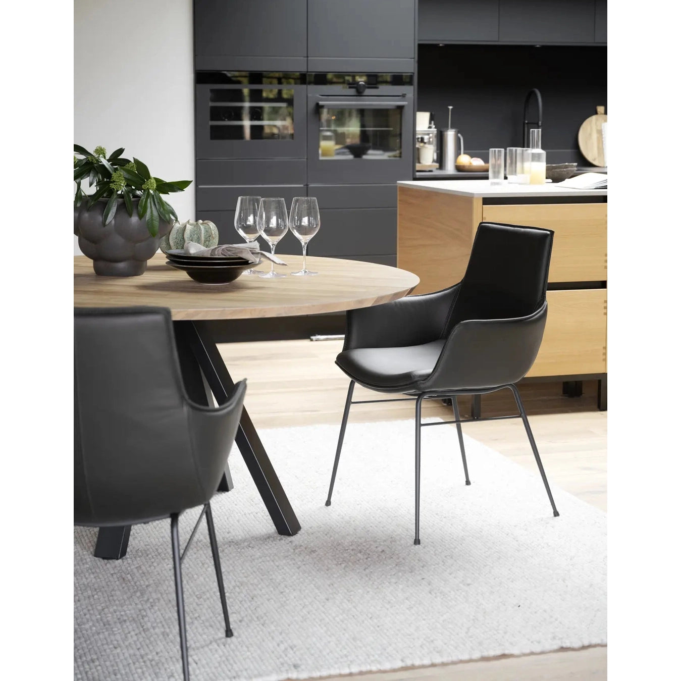 Lowell spisestol med armstøtte Rowico Spisestol