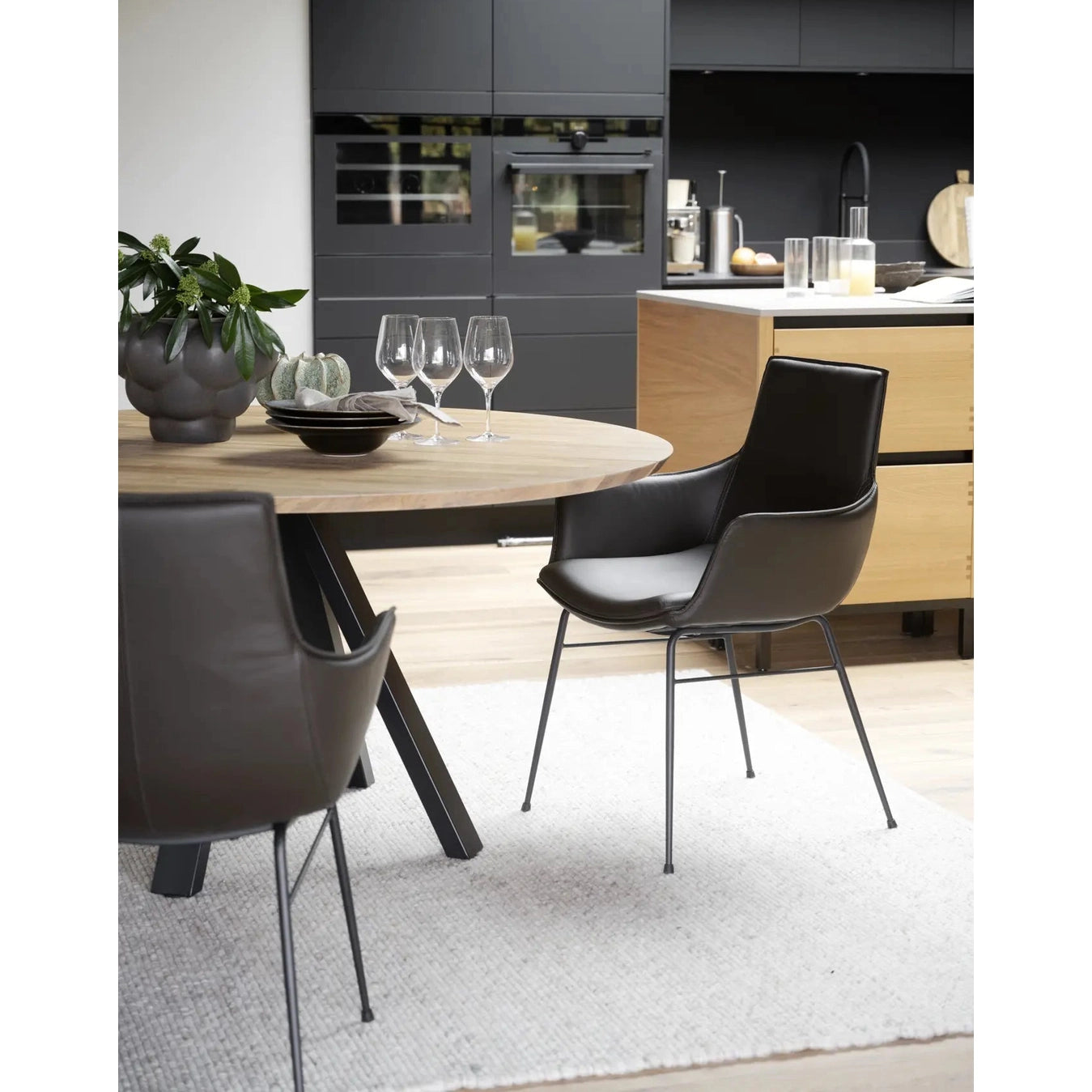 Lowell spisestol med armstøtte Rowico Spisestol