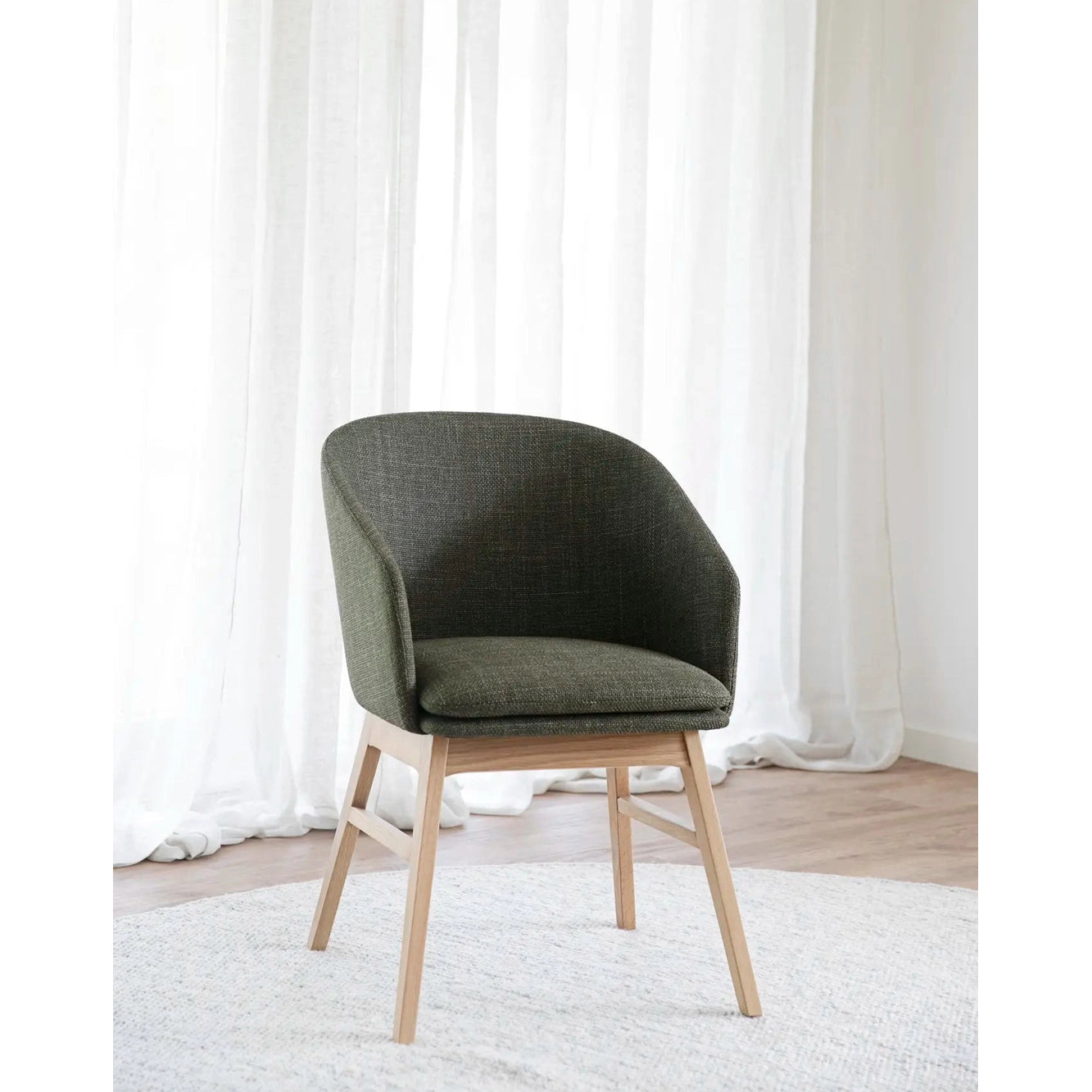 Windham spisestol med armstøtte Rowico Spisestol