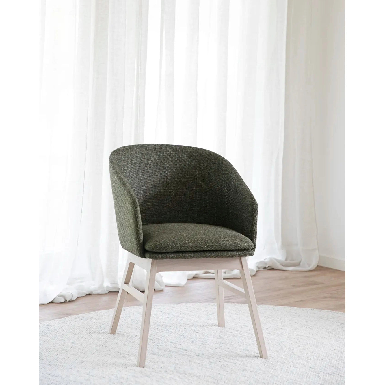 Windham spisestol med armstøtte Rowico Spisestol