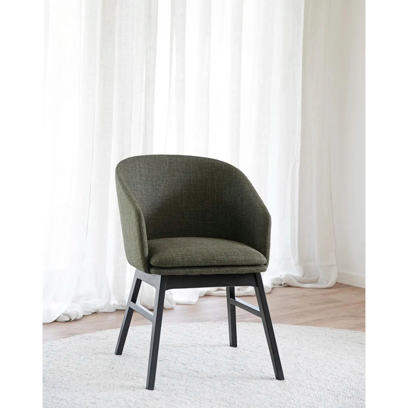 Windham spisestol med armstøtte Rowico Spisestol