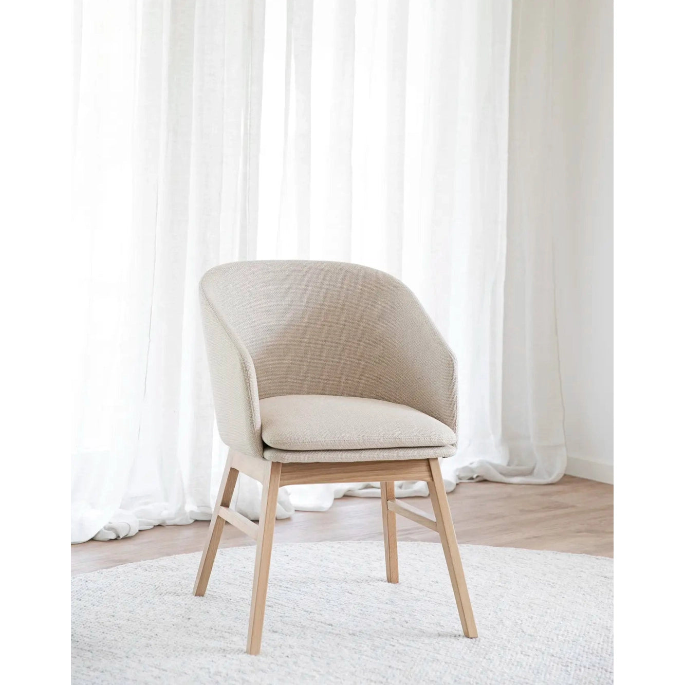 Windham spisestol med armstøtte Rowico Spisestol