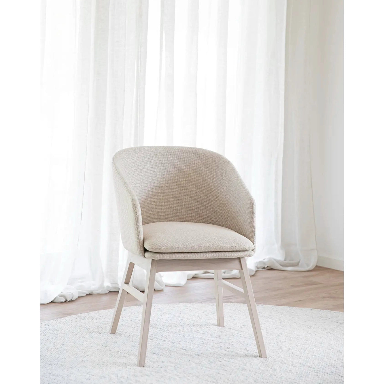 Windham spisestol med armstøtte Rowico Spisestol