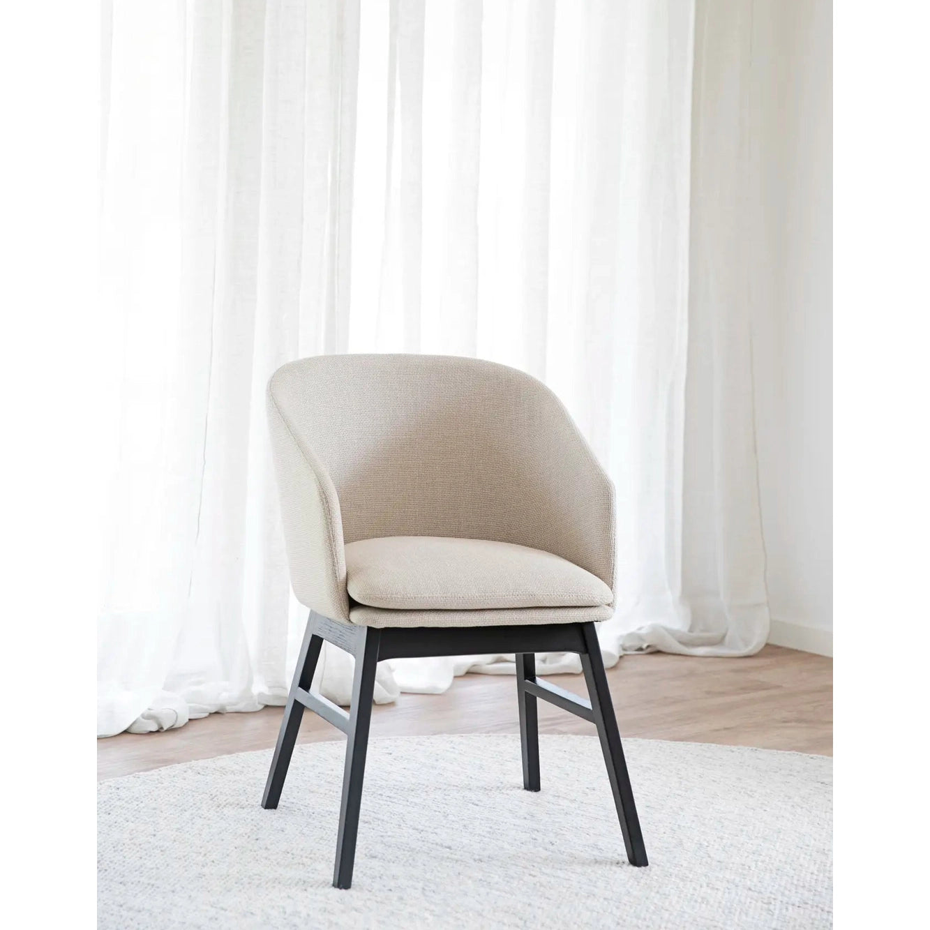 Windham spisestol med armstøtte Rowico Spisestol