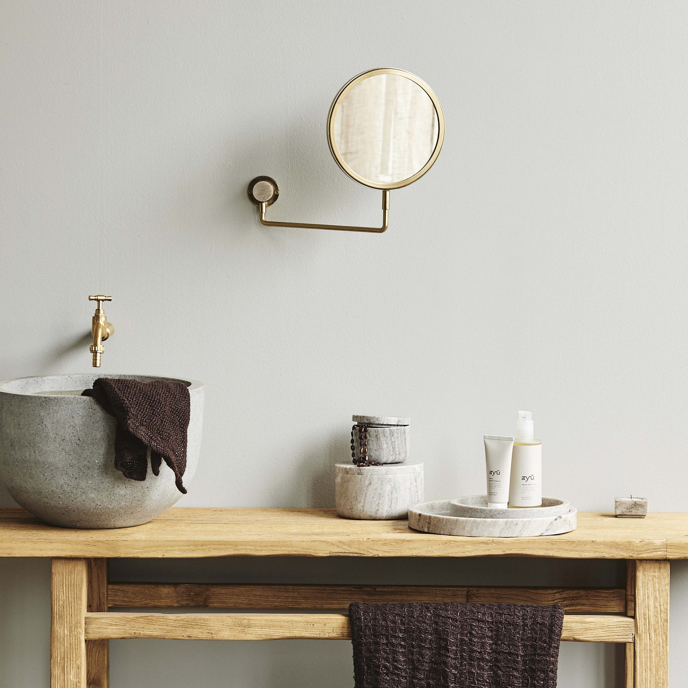 TESIA veggspegel i metall - 39x27 cm - gullfinish Nordal MIRRORS