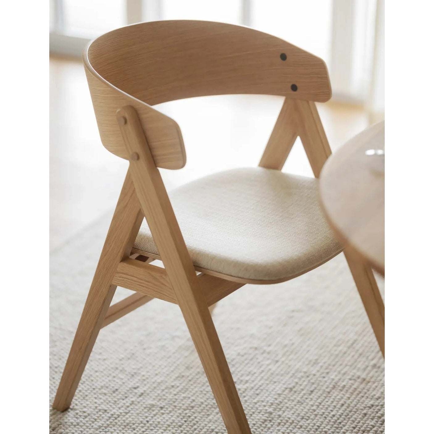 Waterton spisestol med armstøtte Rowico Spisestol