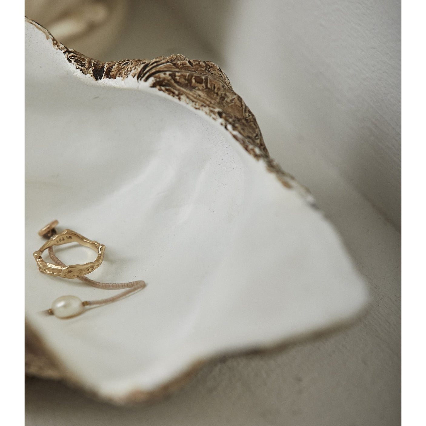 KICHI muslingeskall til dekorasjon - small - L26 cm - hvit/brun Nordal DECO ITEMS