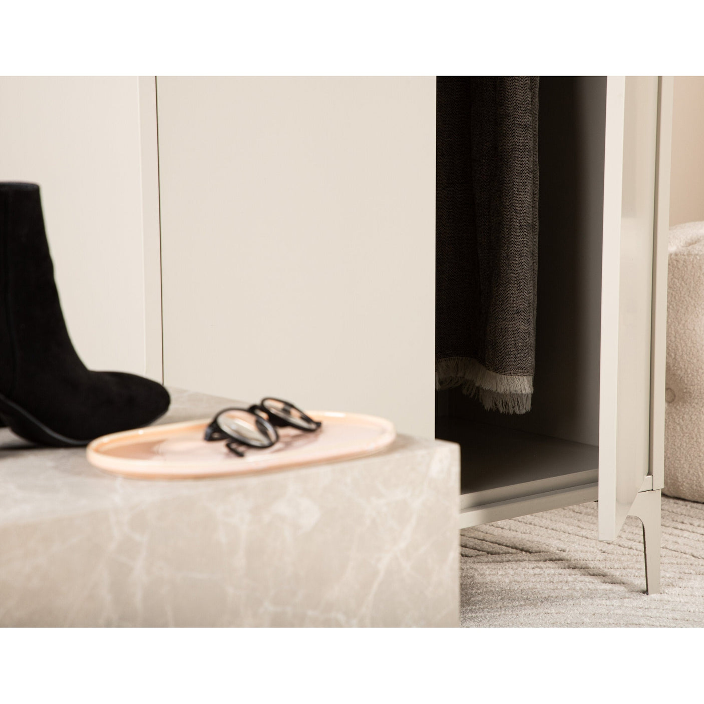 Piring Garderobe Venture Design Klesskap