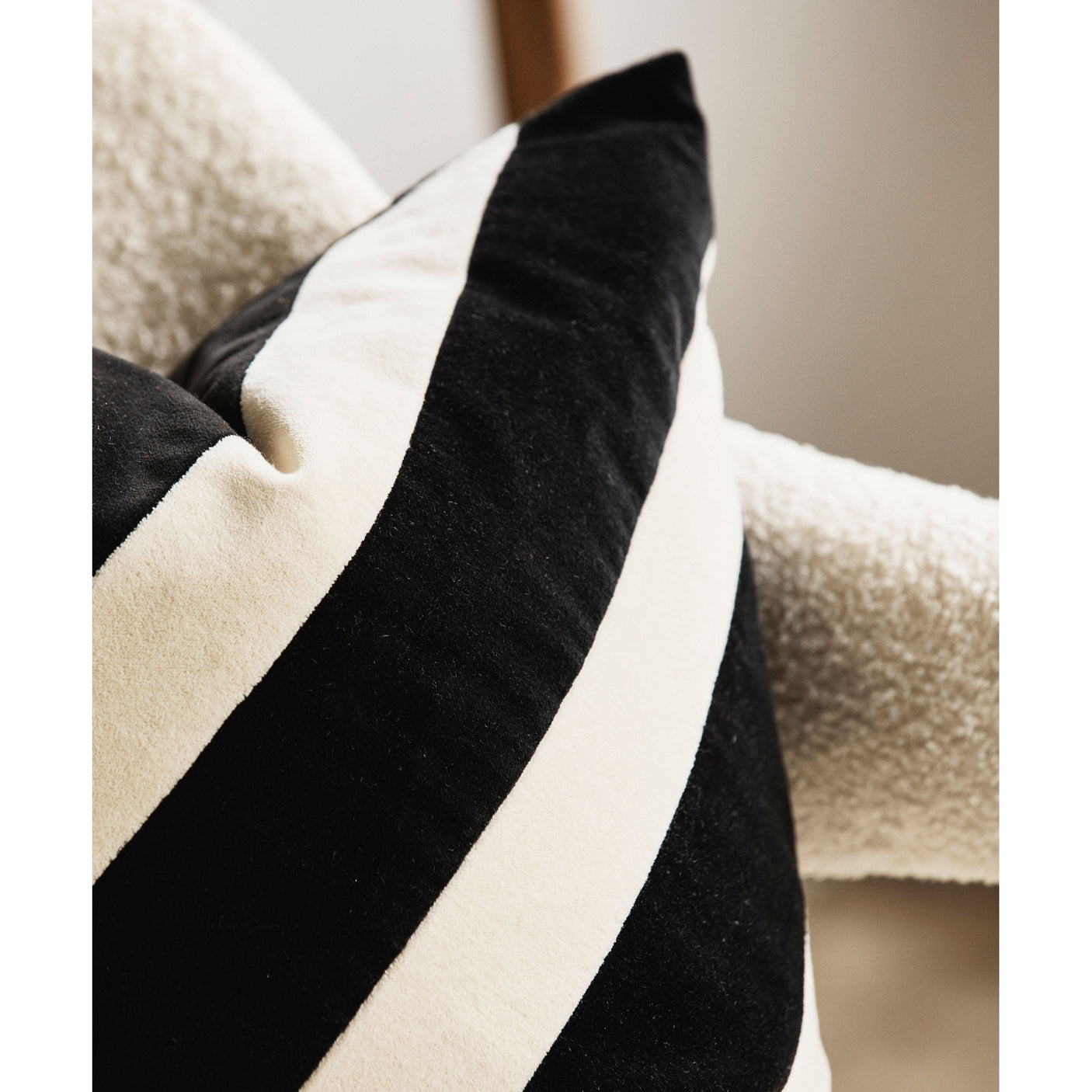 THETA-pussybrett - hvitt/sort Nordal PILLOWS