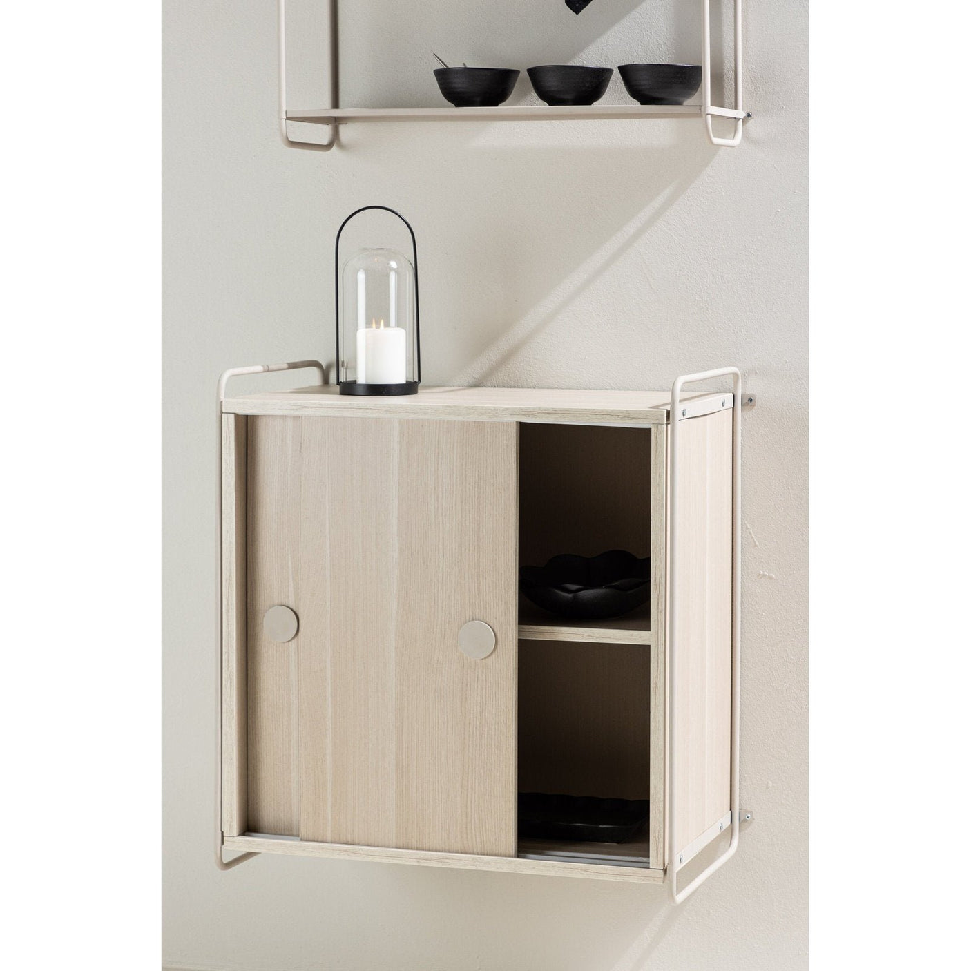 Paris vitrineskap 61 Venture Design Vitrineskap