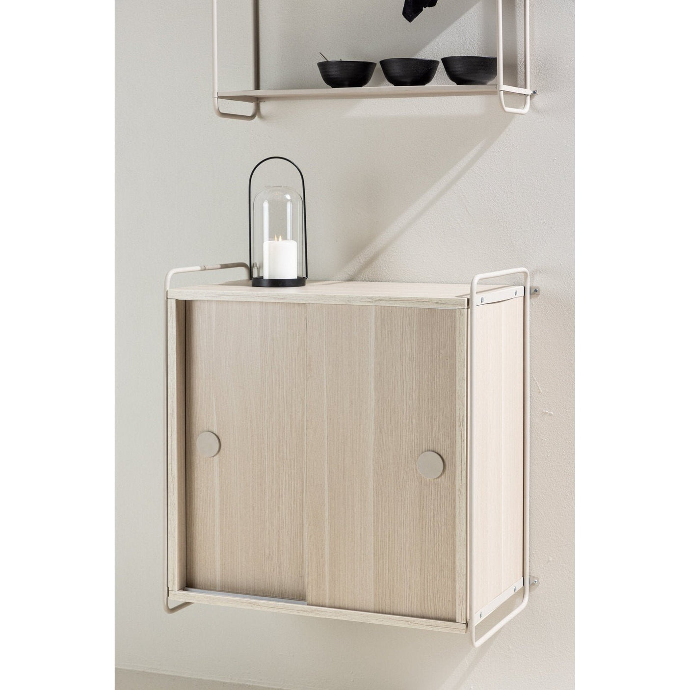 Paris vitrineskap 61 Venture Design Vitrineskap