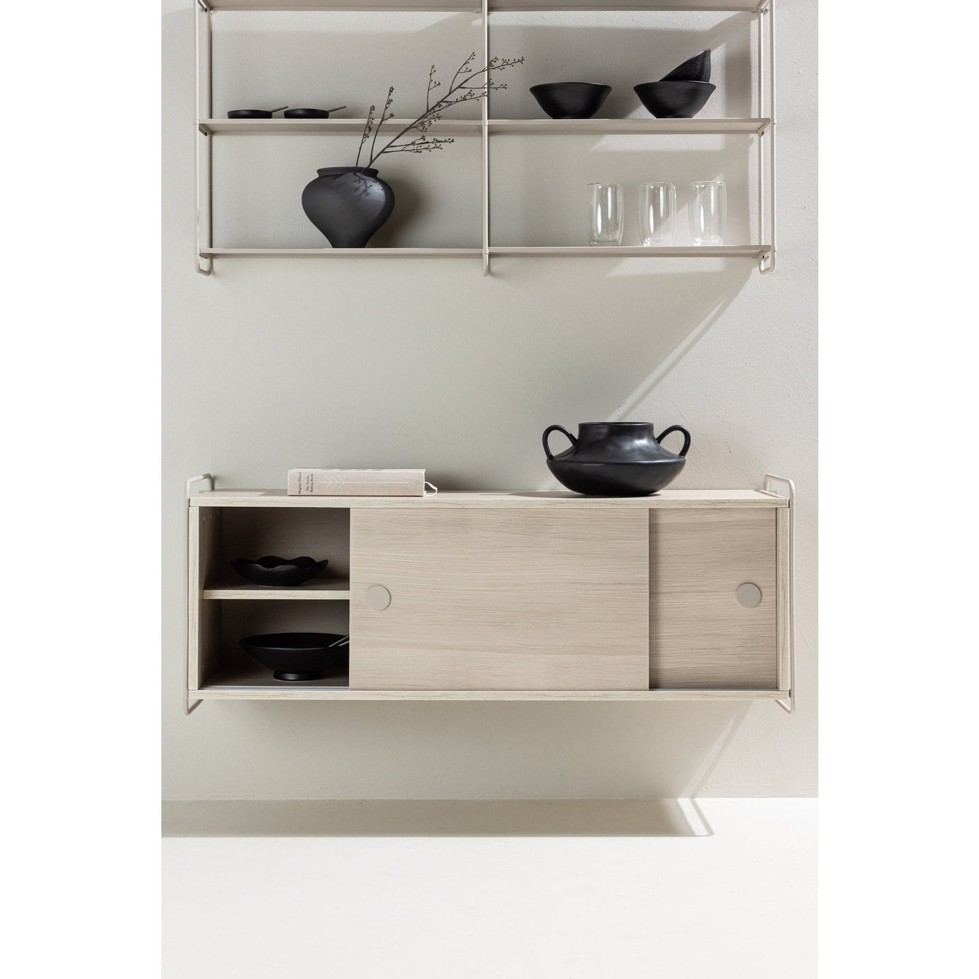 Paris vitrineskap 121 Venture Design Vitrineskap