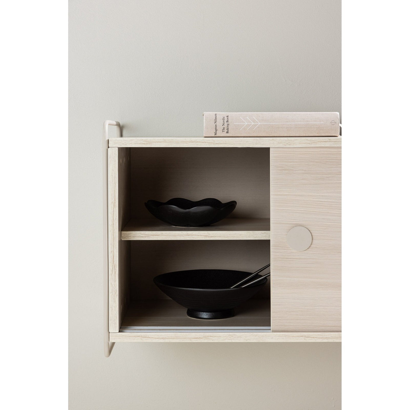 Paris vitrineskap 121 Venture Design Vitrineskap