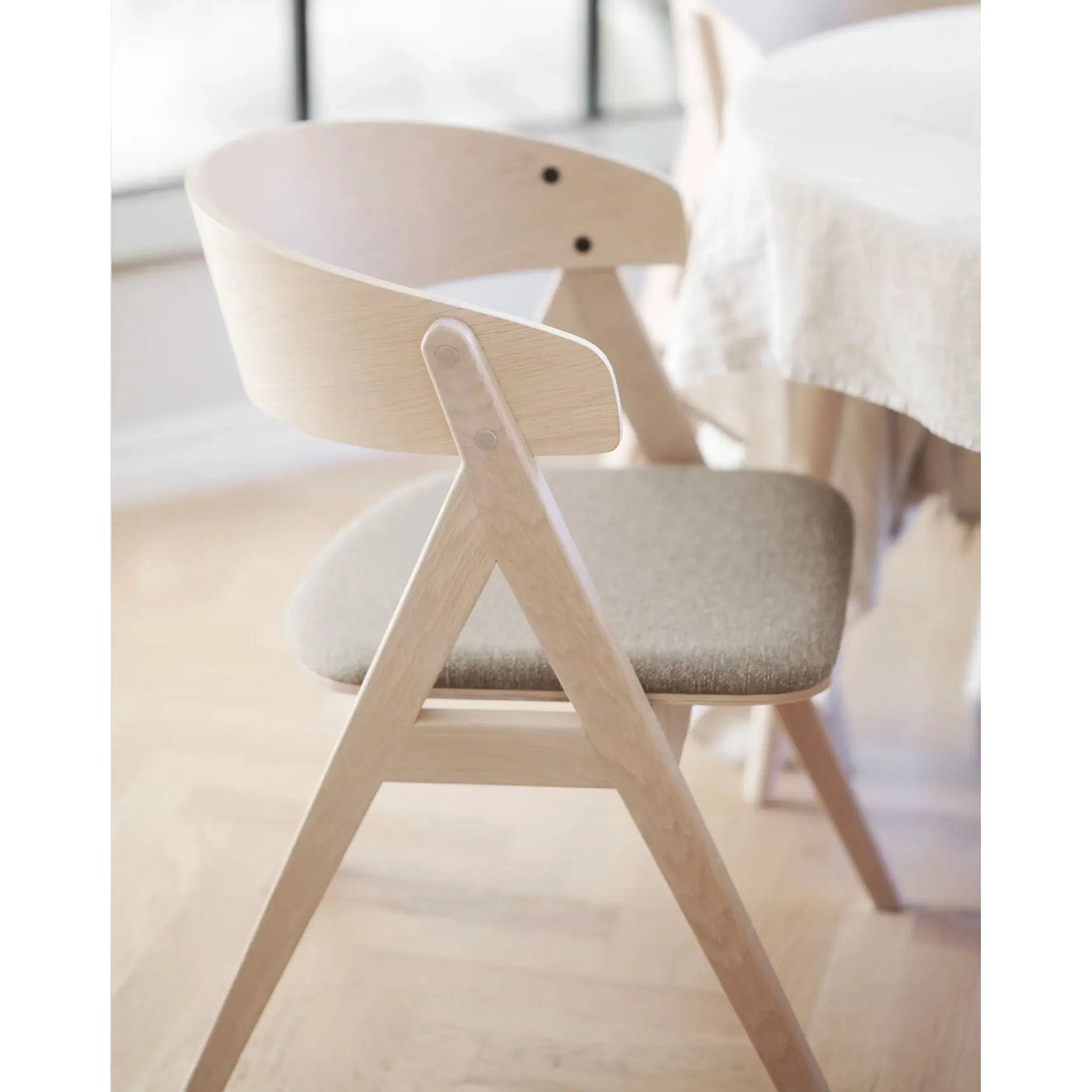 Waterton spisestol med armstøtte Rowico Spisestol