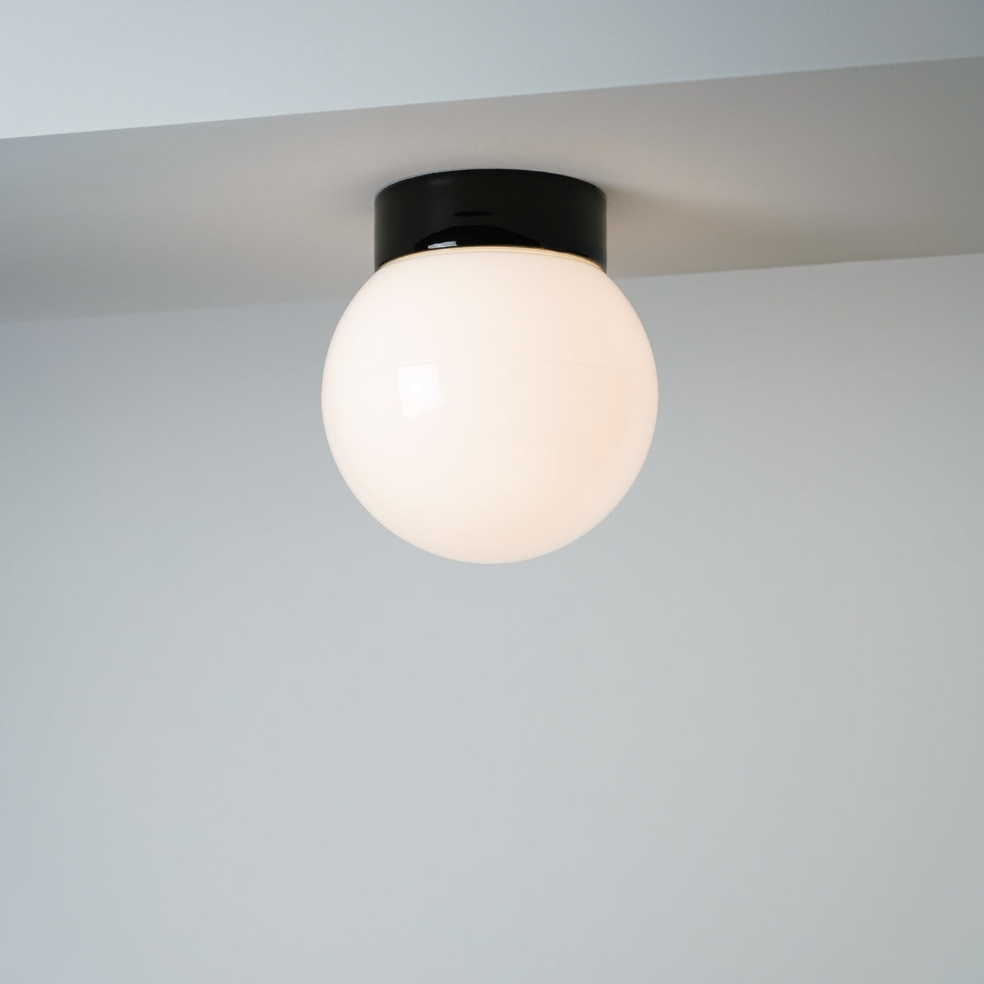 Globe 150 Matt Opal Taklampe/Vegglampe E27 IP54 Ifö Electric AB Taklampe