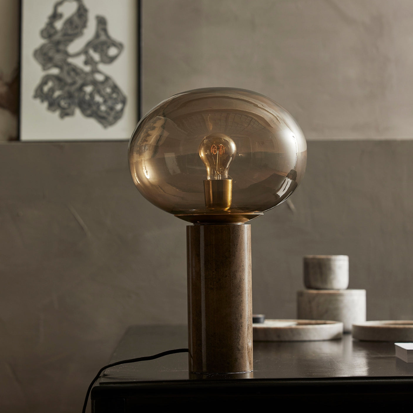 BES-bordlampe i marmor med glass - h45 cm - røykfarget/brunt Nordal STAND LAMP