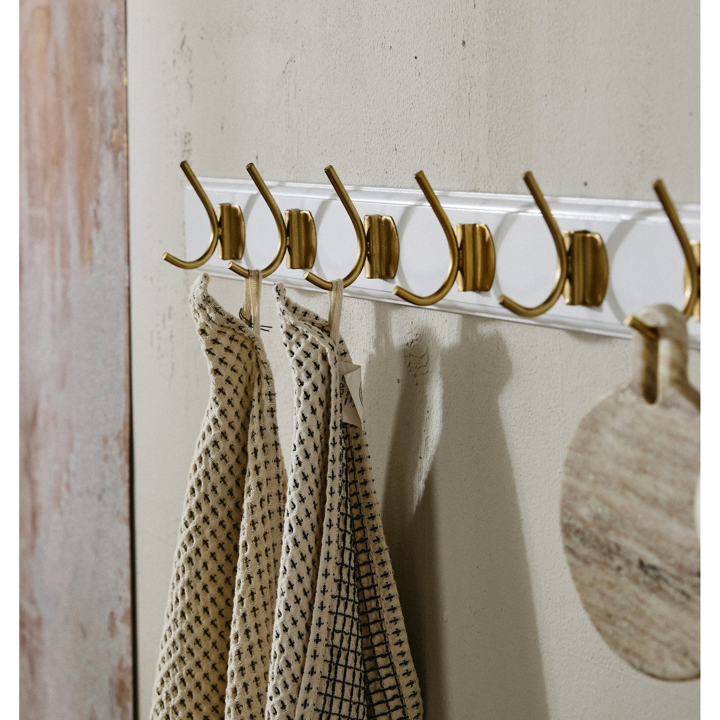 EDGY knagerække i tre med 6 brass knager - 60 cm - hvit Nordal COAT RACKS