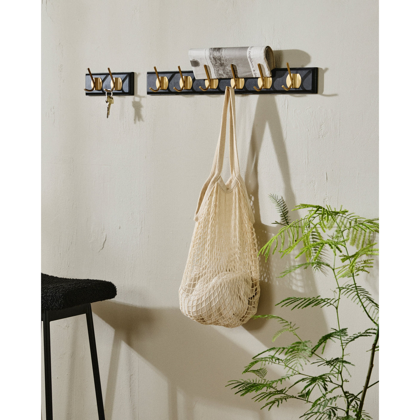 EDGY knagerække i tre med 6 brass knager - 60 cm - sort Nordal COAT RACKS