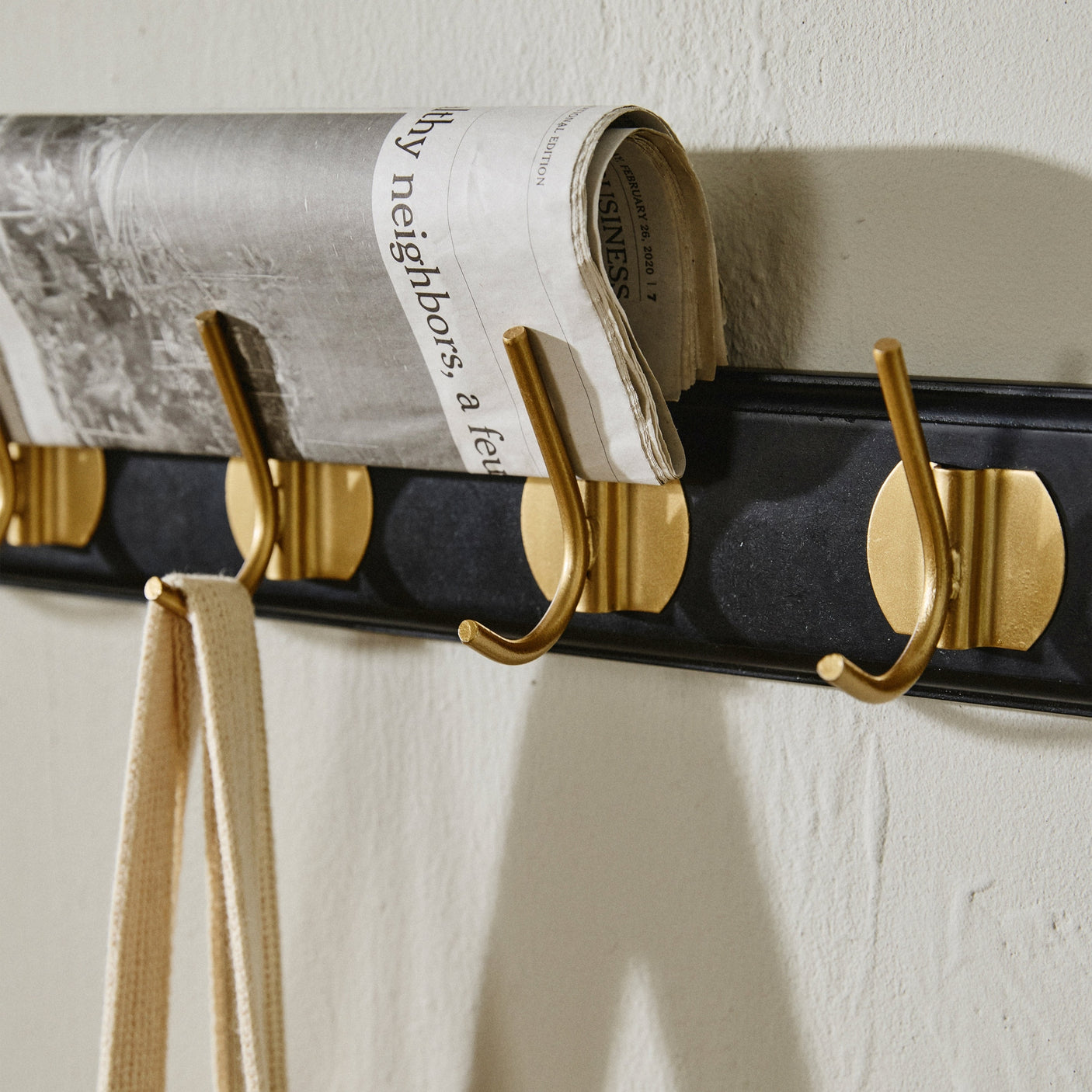 EDGY knagerække i tre med 6 brass knager - 60 cm - sort Nordal COAT RACKS