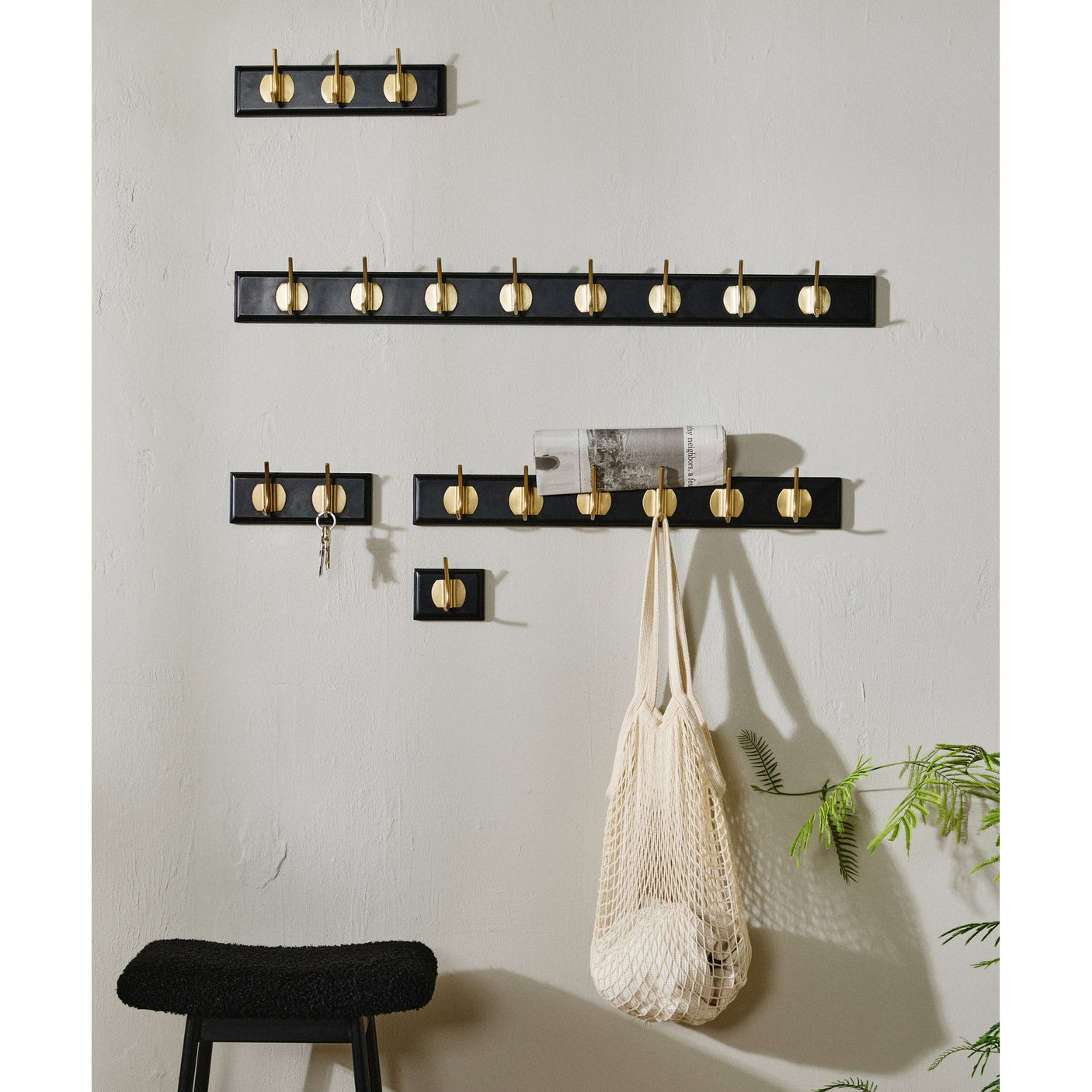 EDGY knagerække i tre med 8 brass knager - 90 cm - sort Nordal COAT RACKS