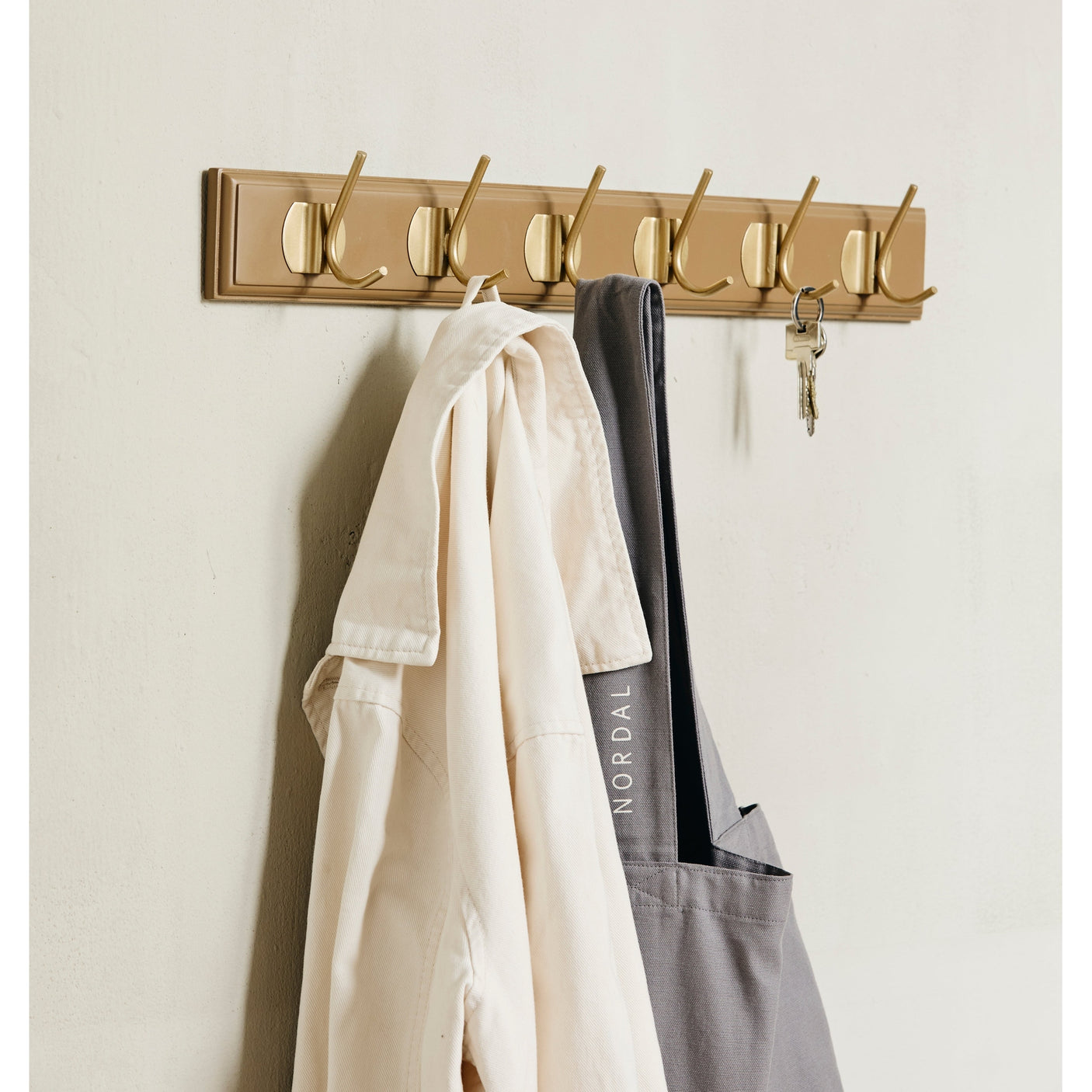 EDGY knagerække i tre med 6 brass knager - 60 cm - brun Nordal COAT RACKS