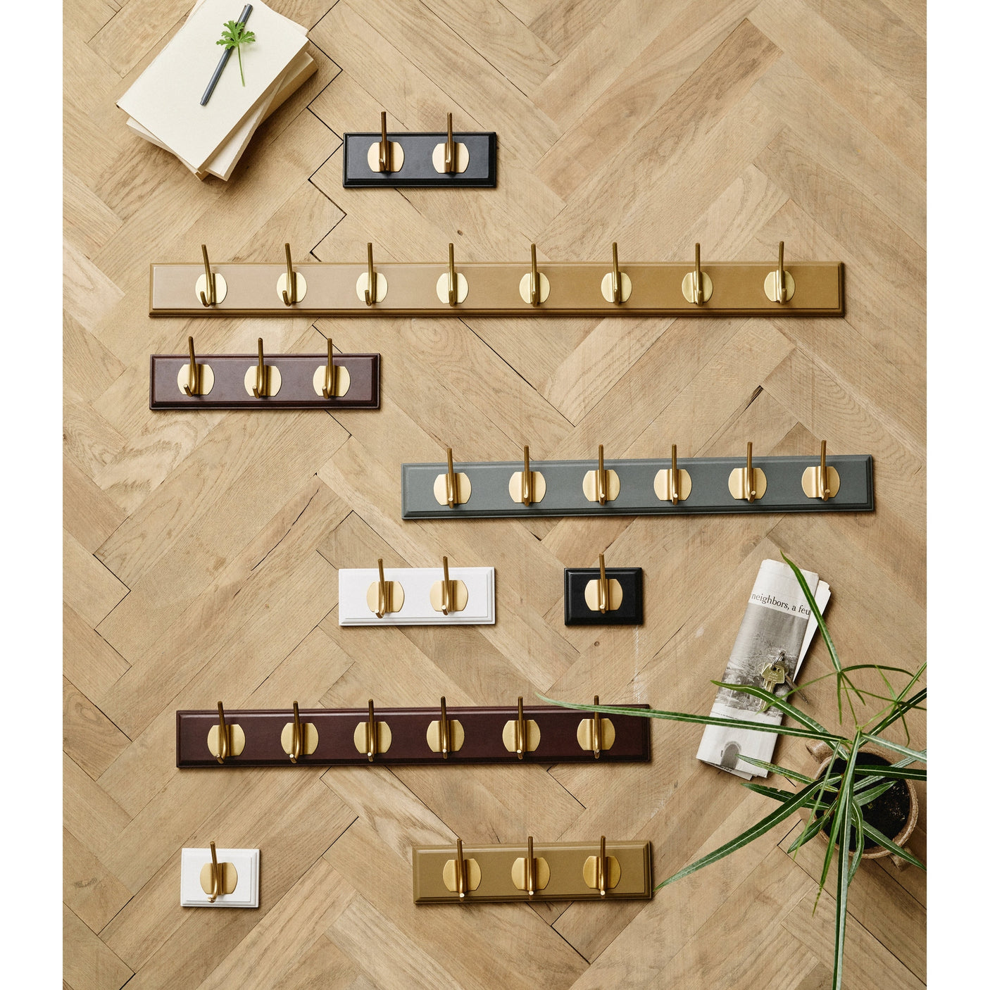 EDGY knagerække i tre med 8 brass knager - 90 cm - brun Nordal COAT RACKS