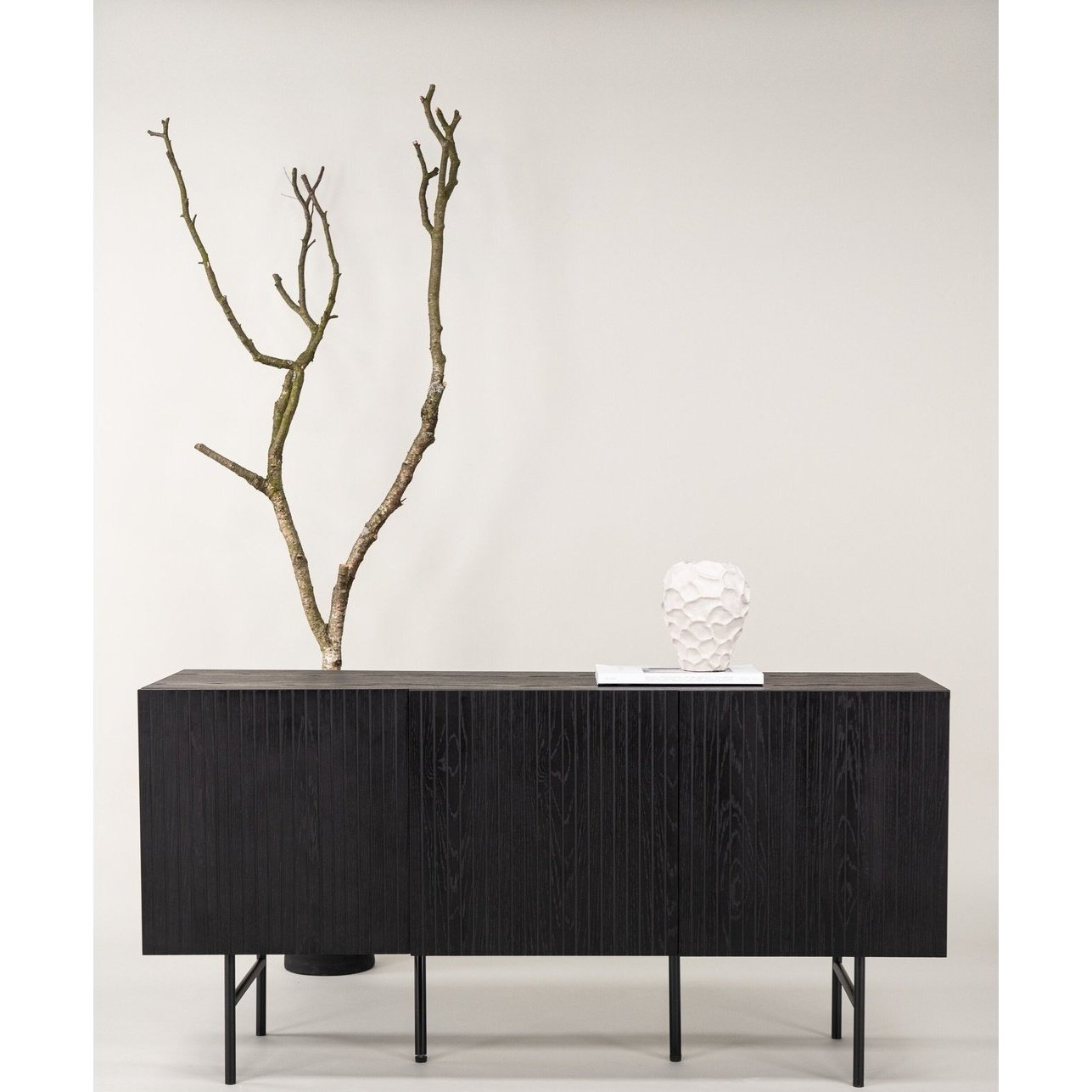 Björkön vitrineskap lavt Venture Design Vitrineskap