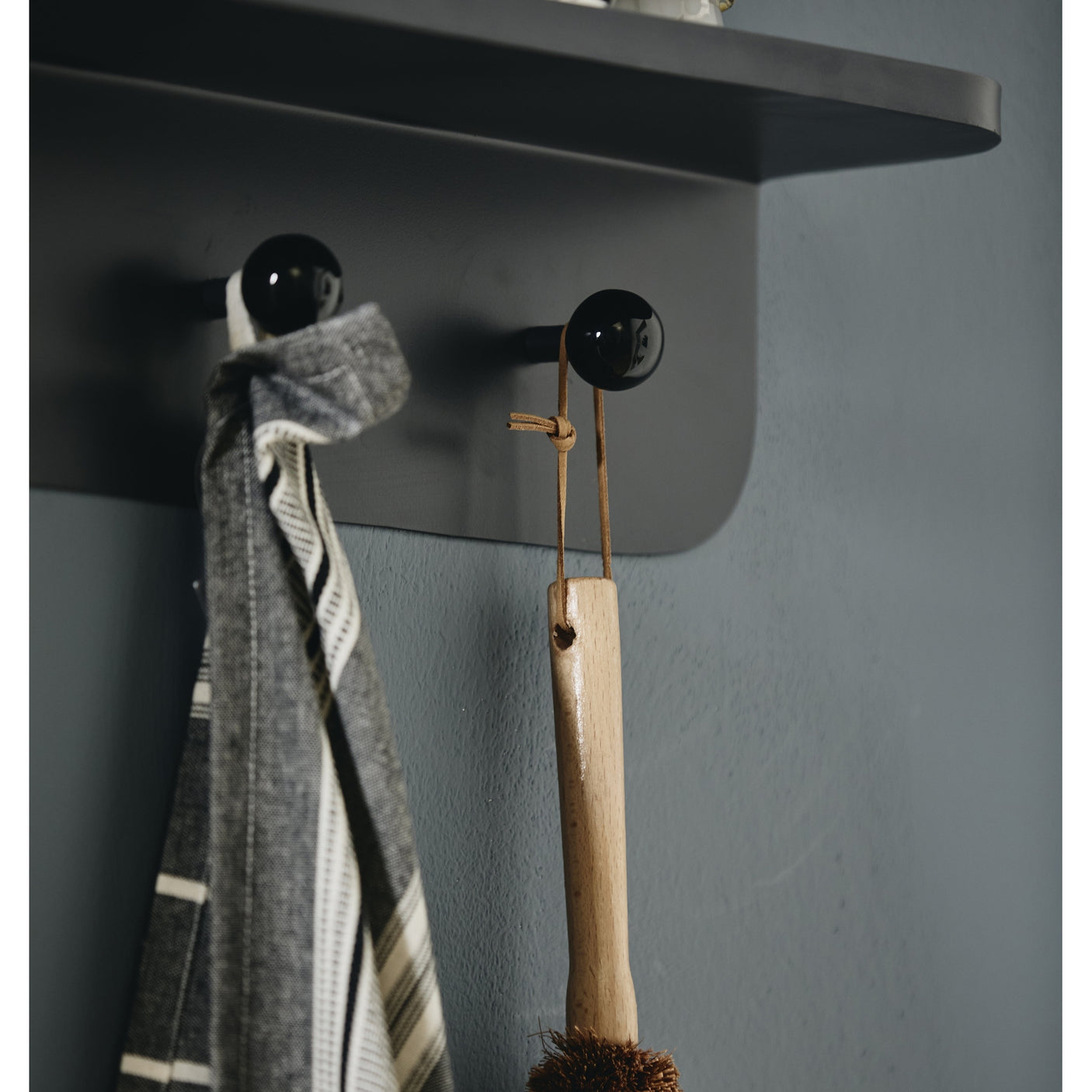 TURDA hylle med knaker - grå Nordal SHELVES