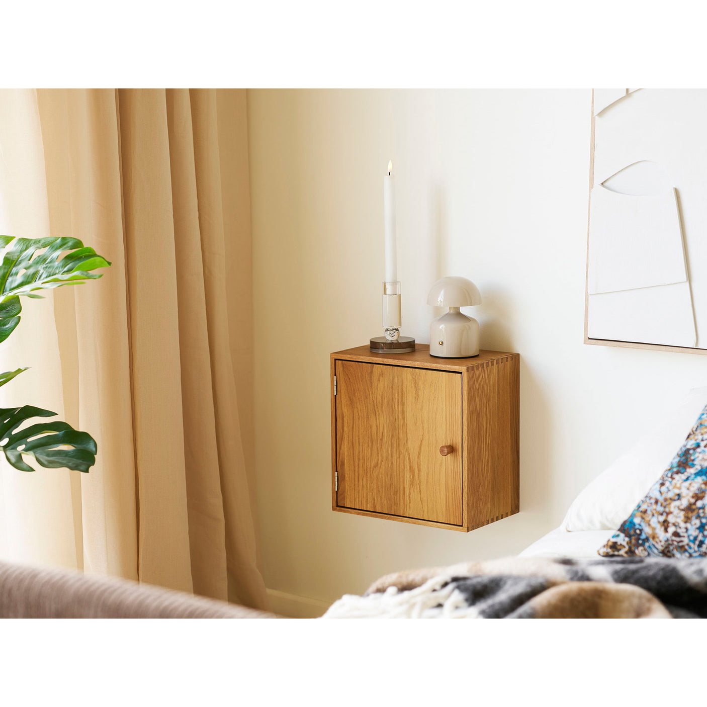 Townsville vegghylle med dør House Nordic Varetype