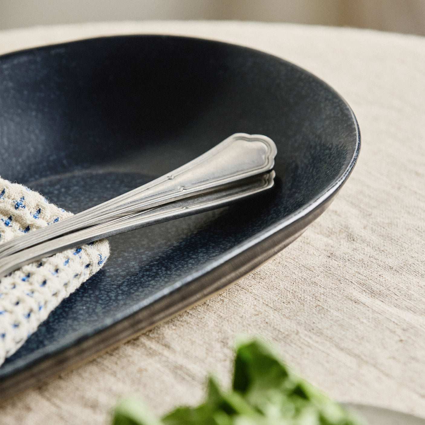 GRAINY keramisk serveringsplate - l39 cm - mørkblå Nordal TABLEWARE